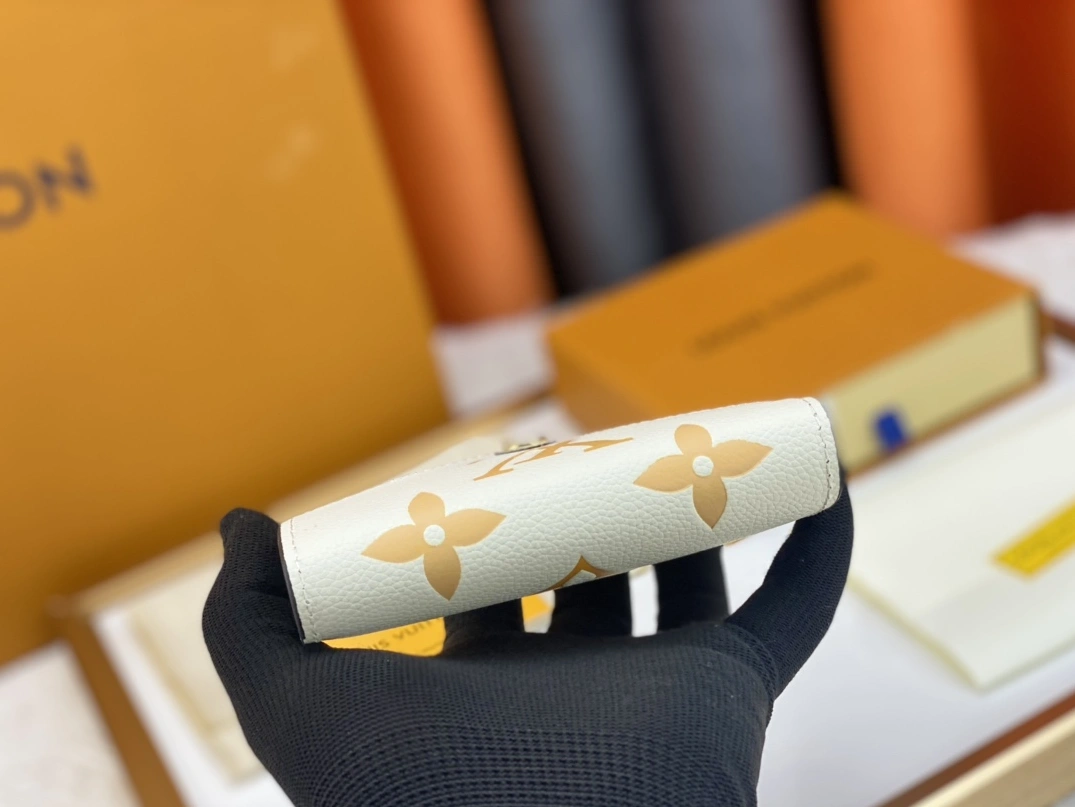 Compact 686 Louis Vuitton AAA Quality Wallets