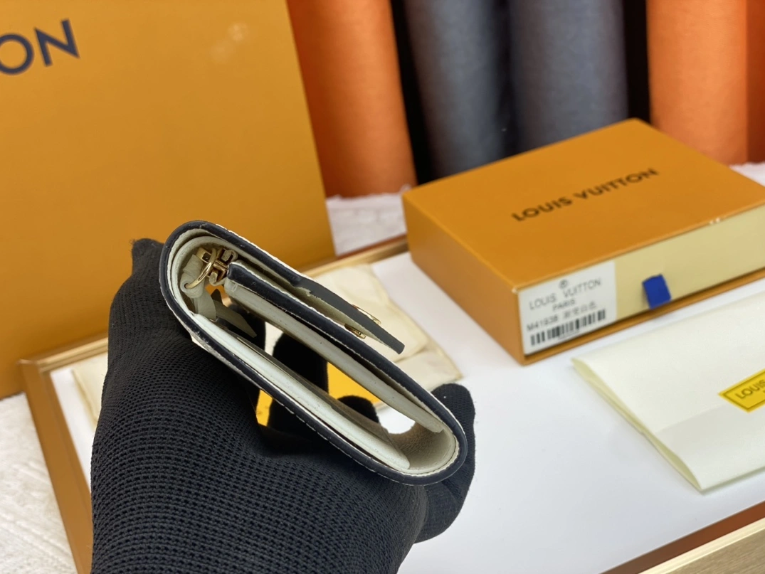 Compact 686 Louis Vuitton AAA Quality Wallets