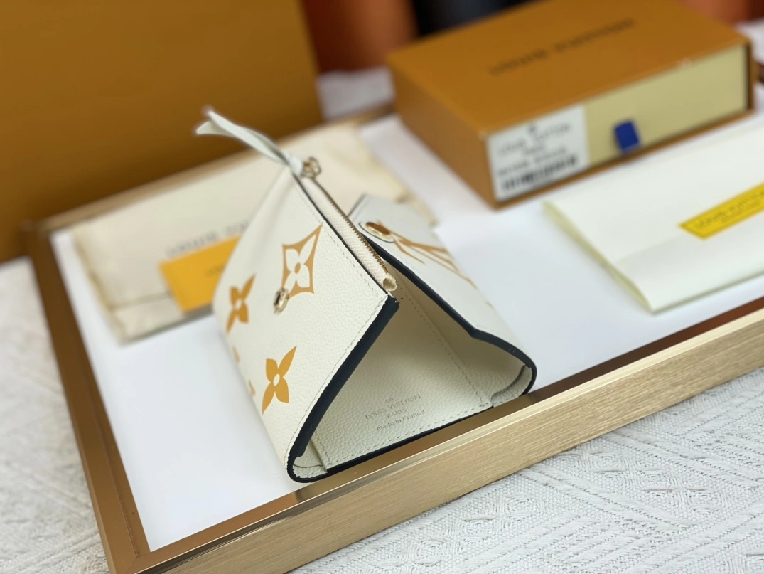Compact 686 Louis Vuitton AAA Quality Wallets
