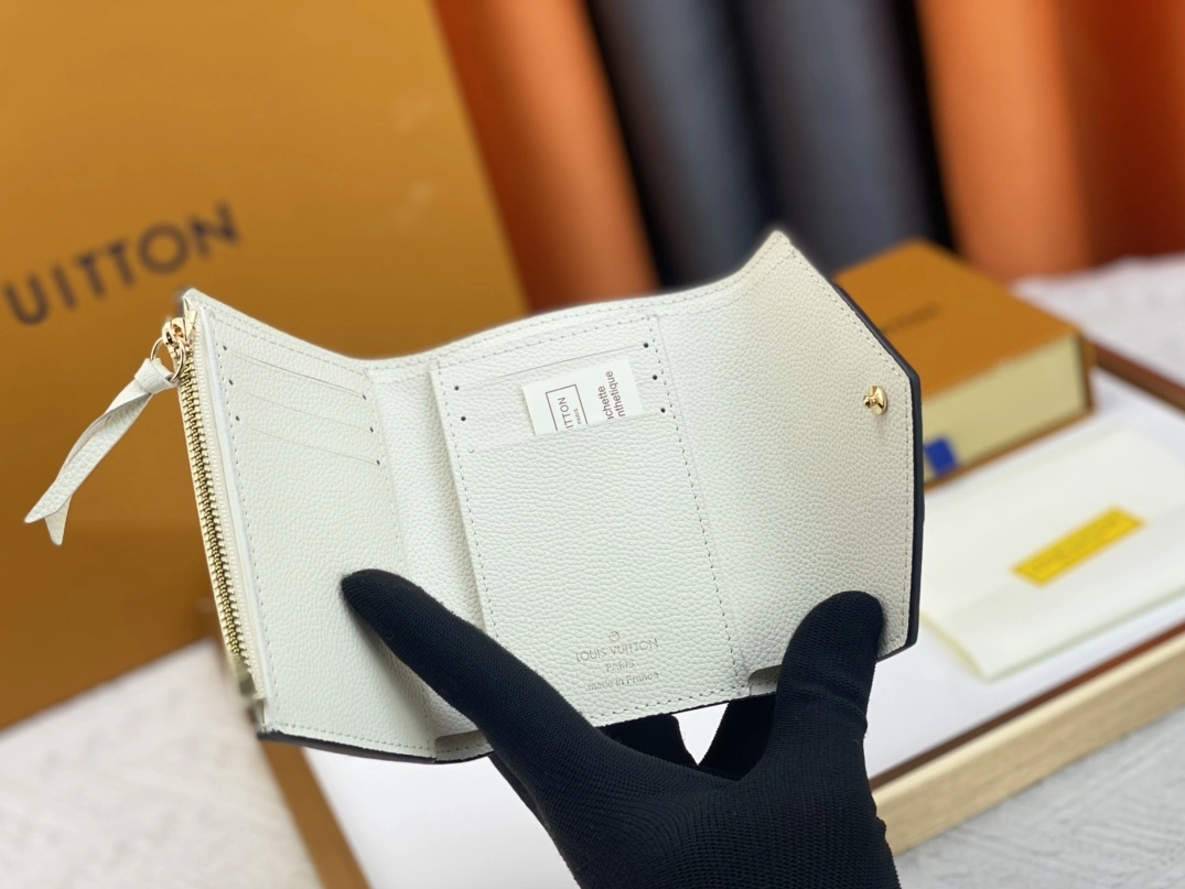 Compact 686 Louis Vuitton AAA Quality Wallets
