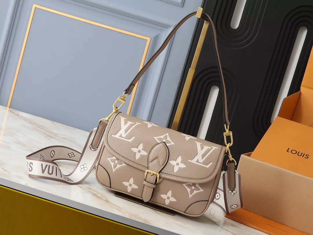 Compact 6999 Louis Vuitton AAA Quality Messenger Bags For Women