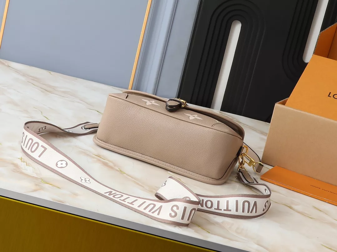 Compact 6999 Louis Vuitton AAA Quality Messenger Bags For Women