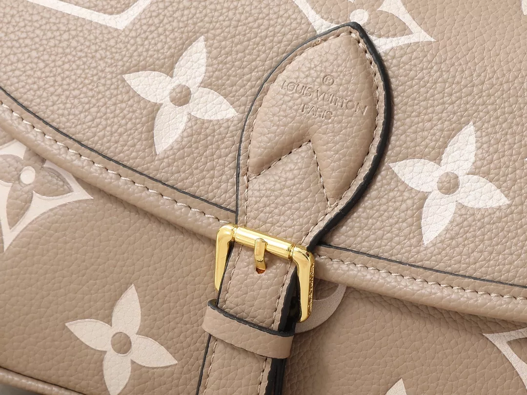 Compact 6999 Louis Vuitton AAA Quality Messenger Bags For Women