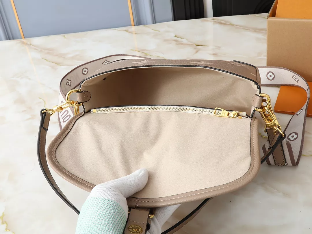 Compact 6999 Louis Vuitton AAA Quality Messenger Bags For Women
