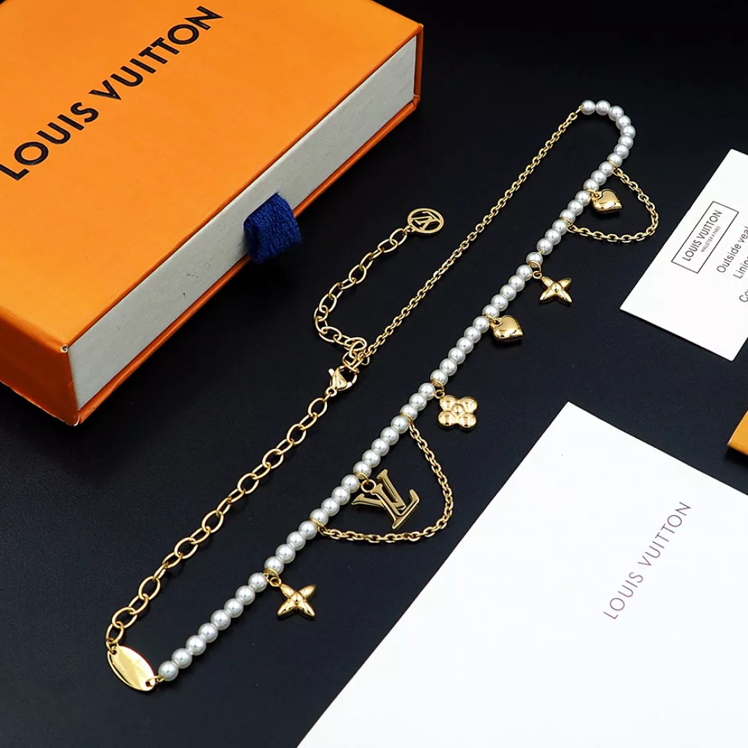Compact 7620 Louis Vuitton Necklaces