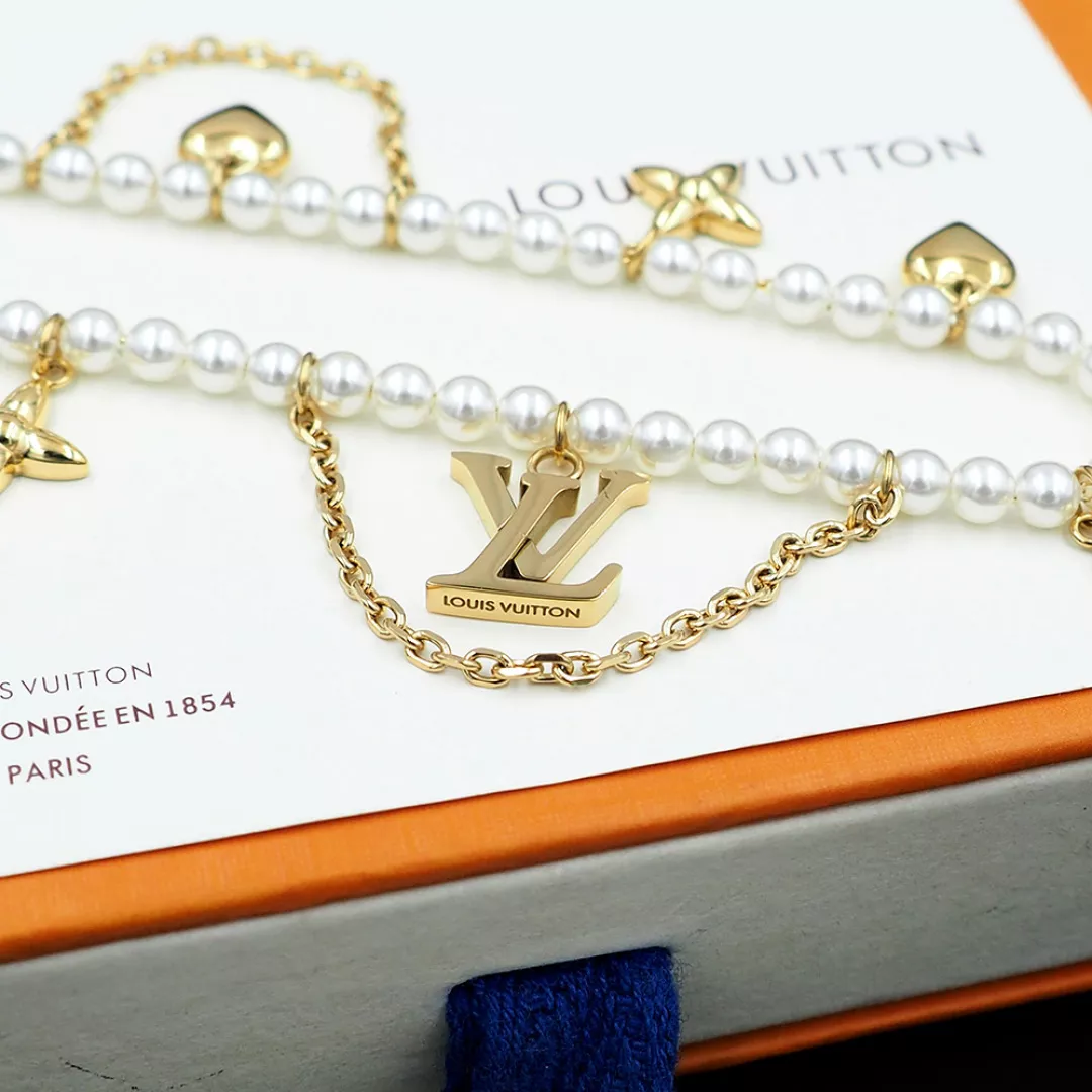 Compact 7620 Louis Vuitton Necklaces