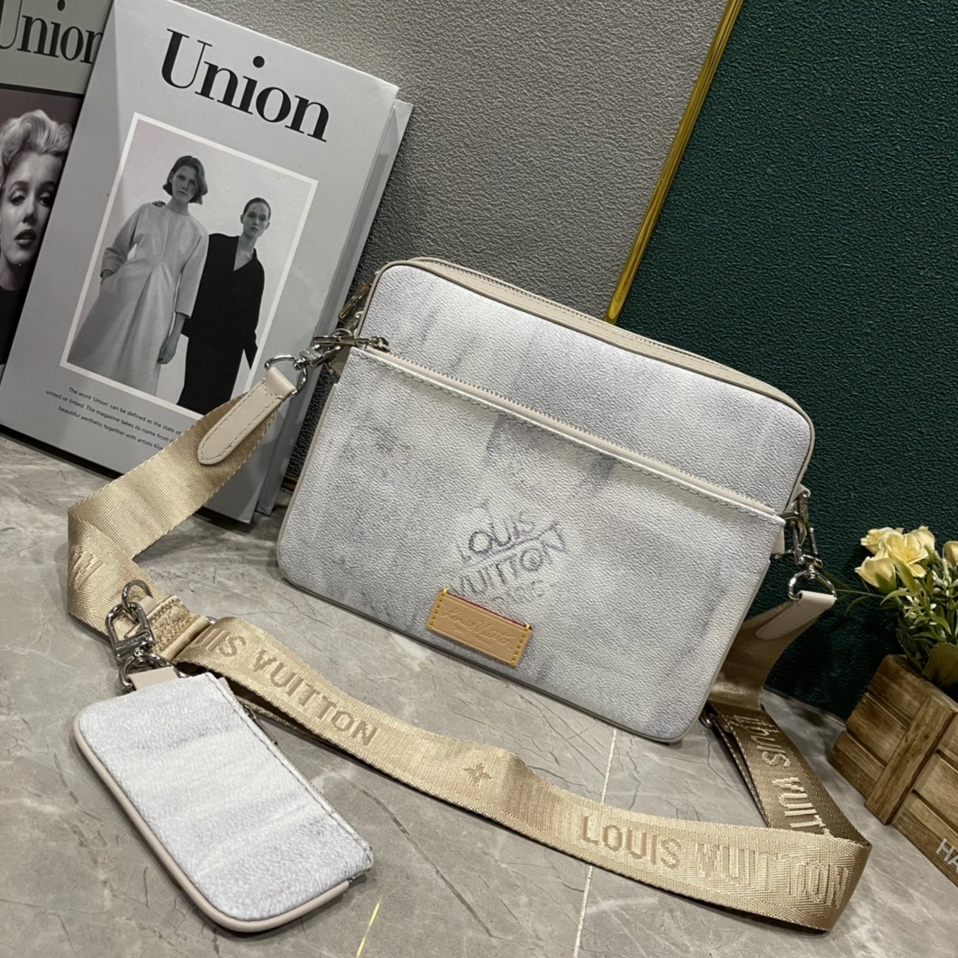 Compact 7696 Louis Vuitton AAA Man Messenger Bags