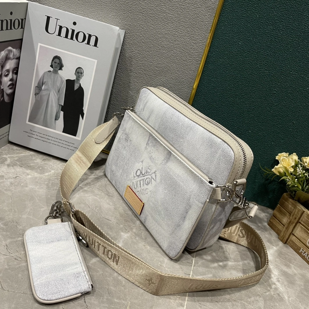 Compact 7696 Louis Vuitton AAA Man Messenger Bags