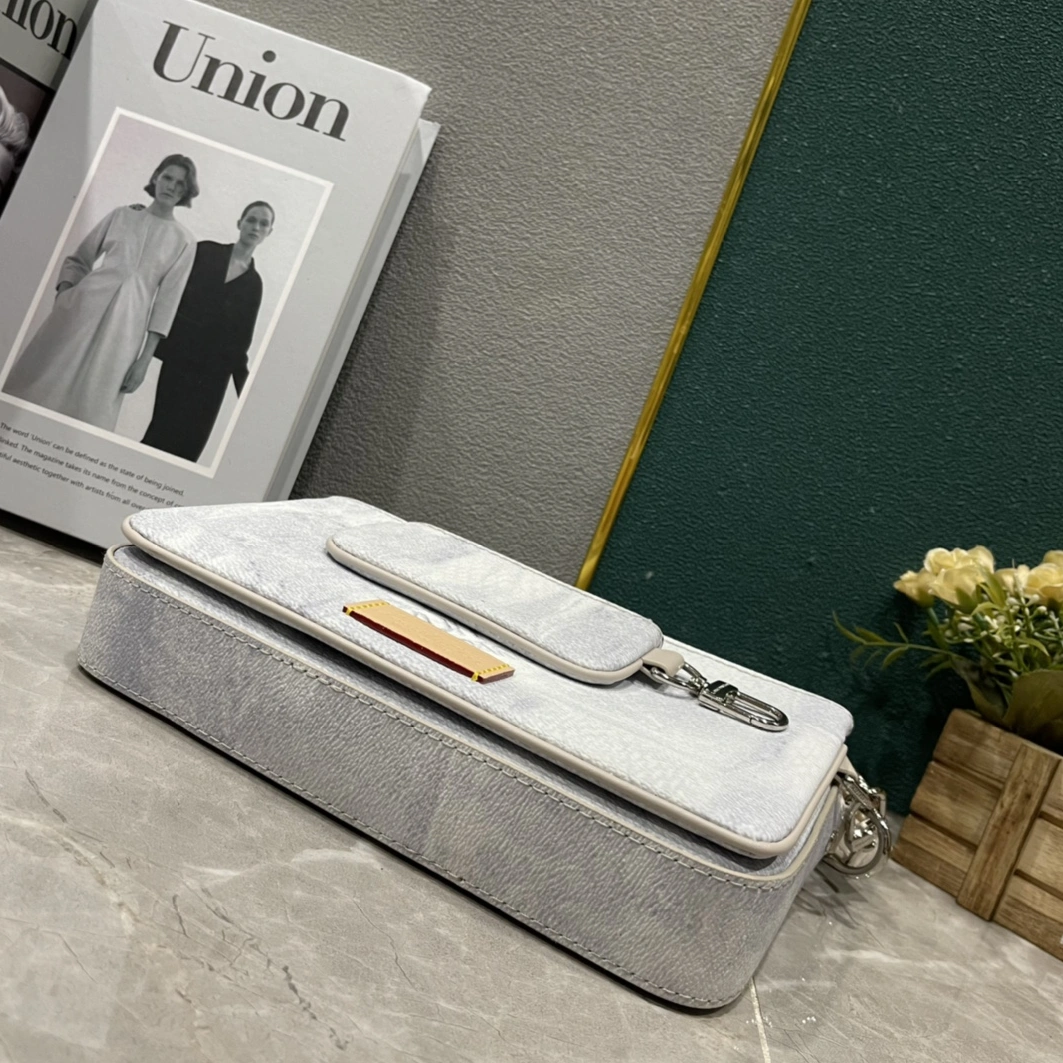 Compact 7696 Louis Vuitton AAA Man Messenger Bags
