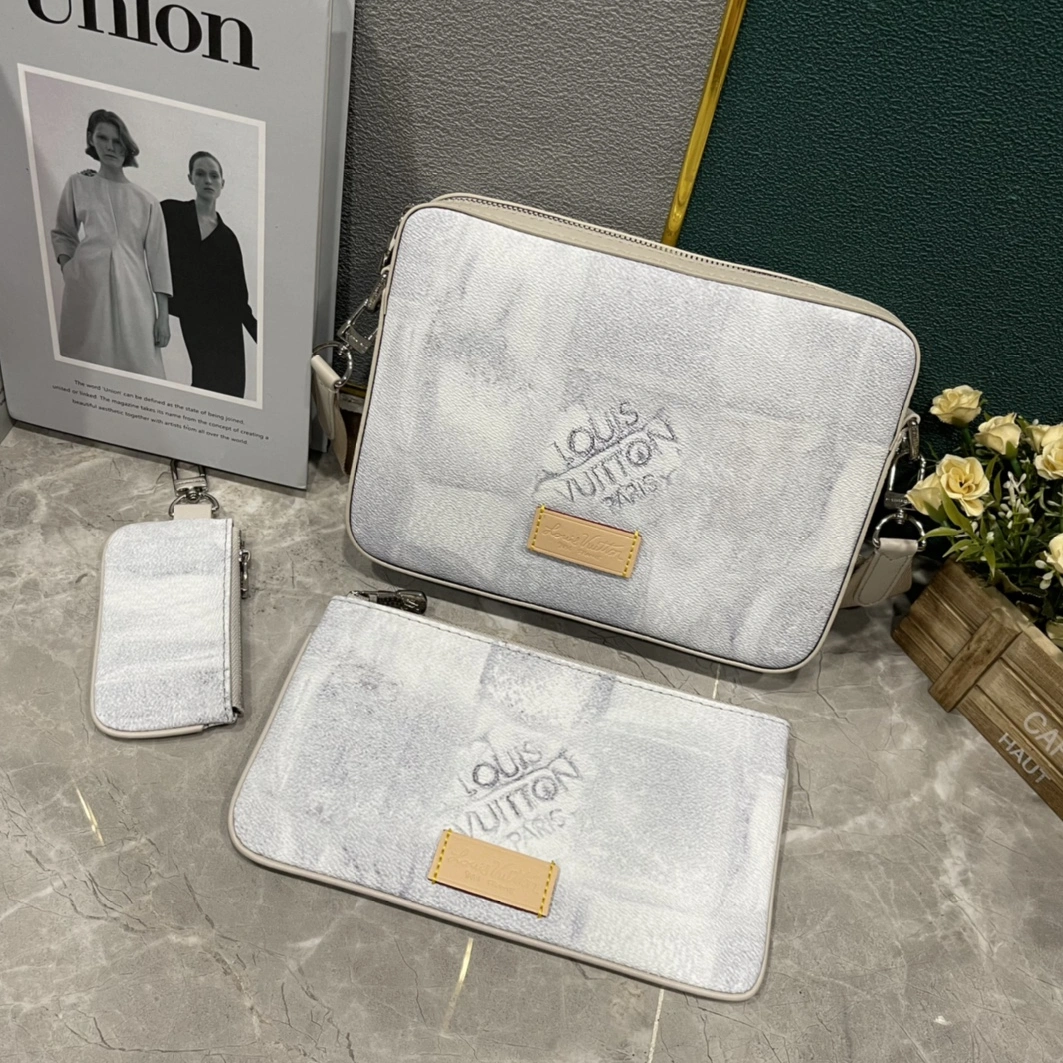 Compact 7696 Louis Vuitton AAA Man Messenger Bags