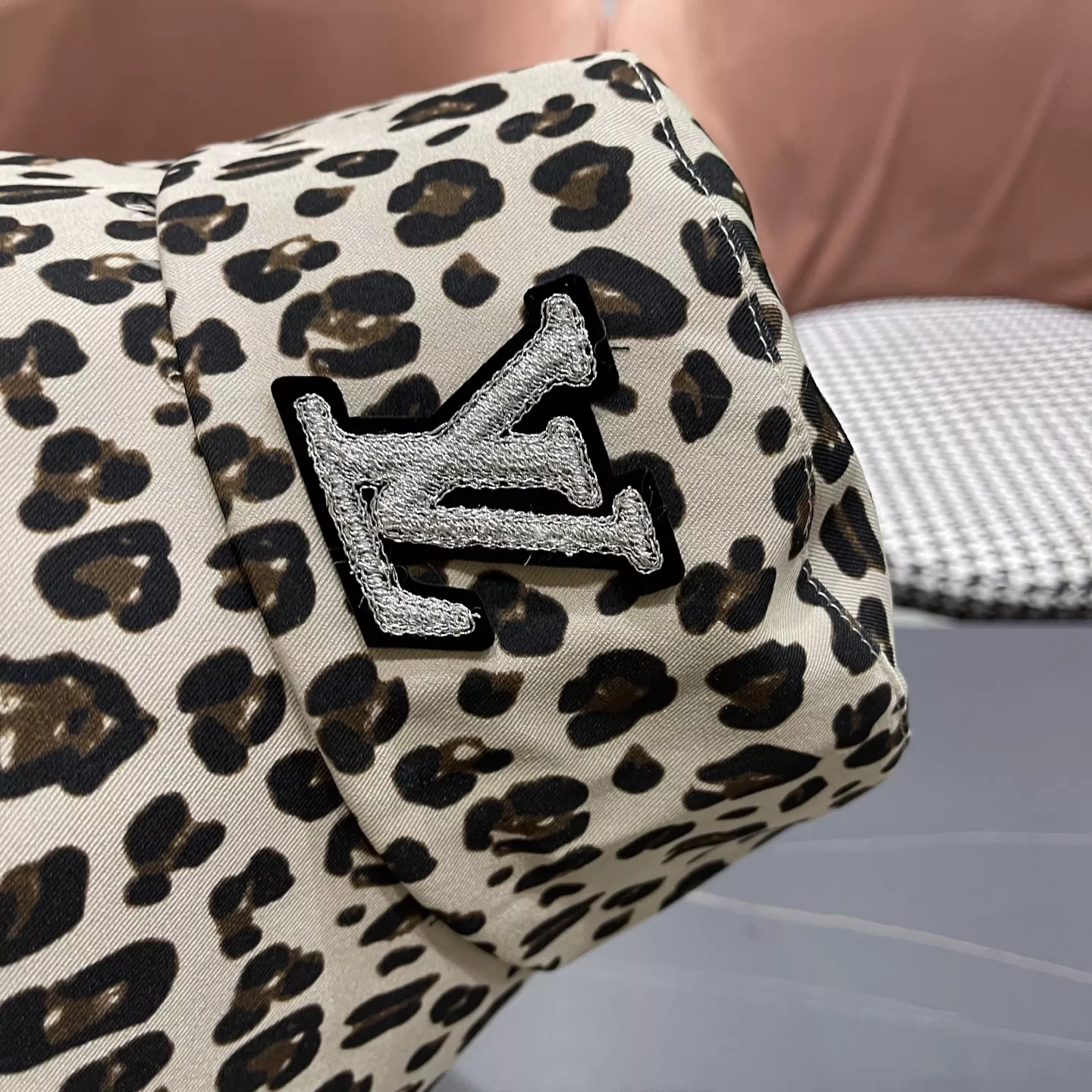 Compact 7918 Louis Vuitton LV Caps