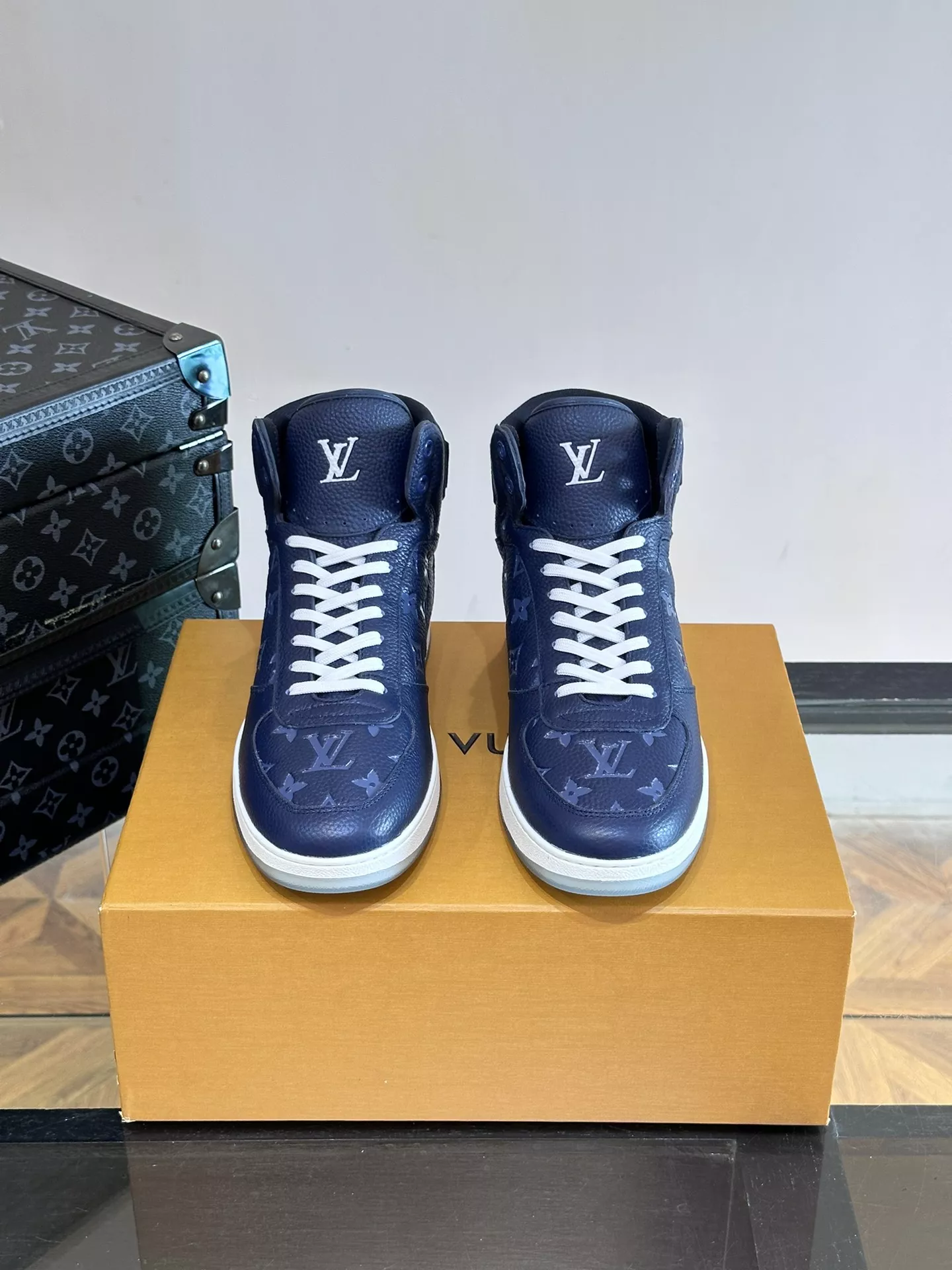 Compact 8018 Louis Vuitton High Tops Shoes For Men