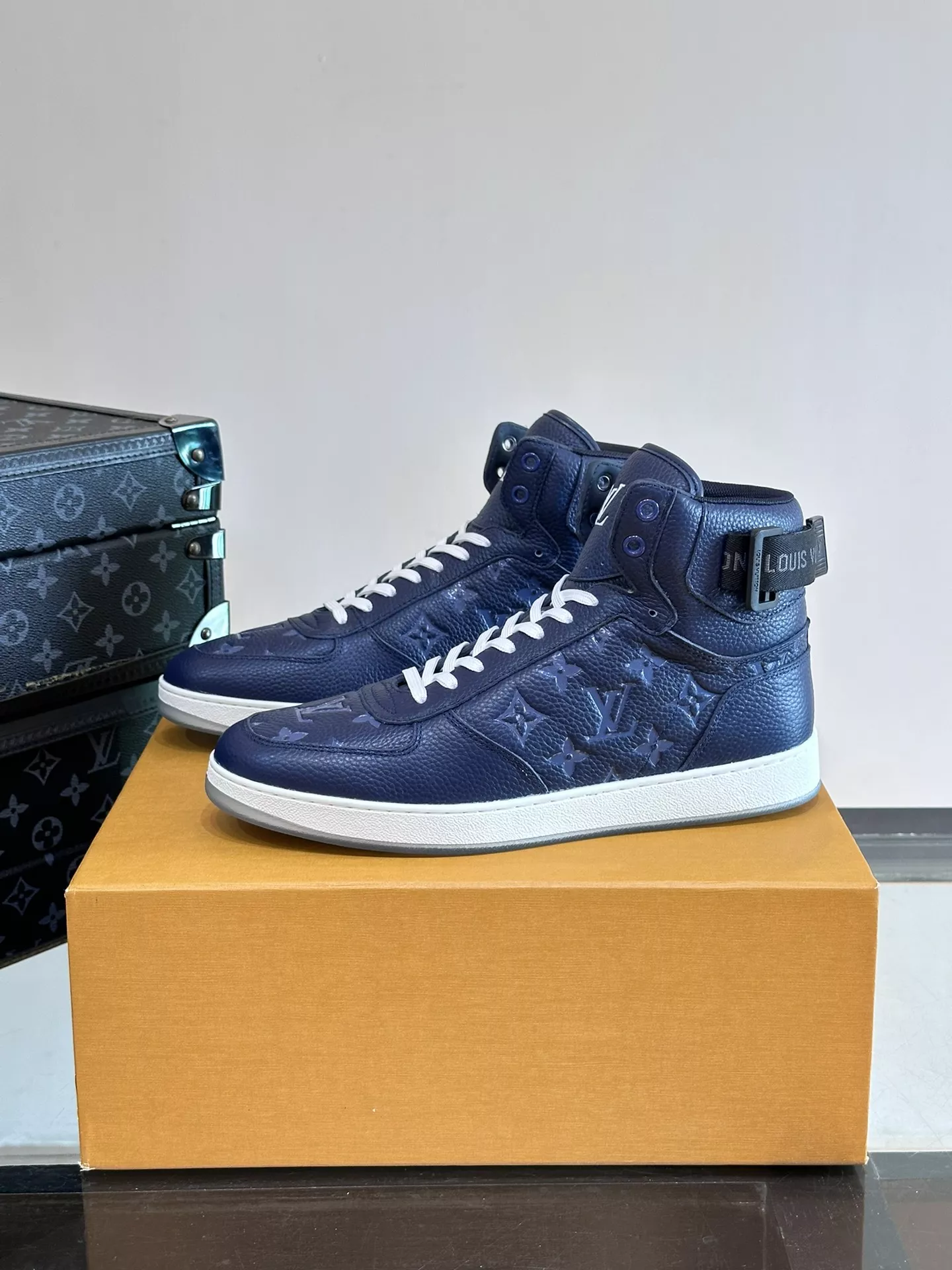 Compact 8018 Louis Vuitton High Tops Shoes For Men
