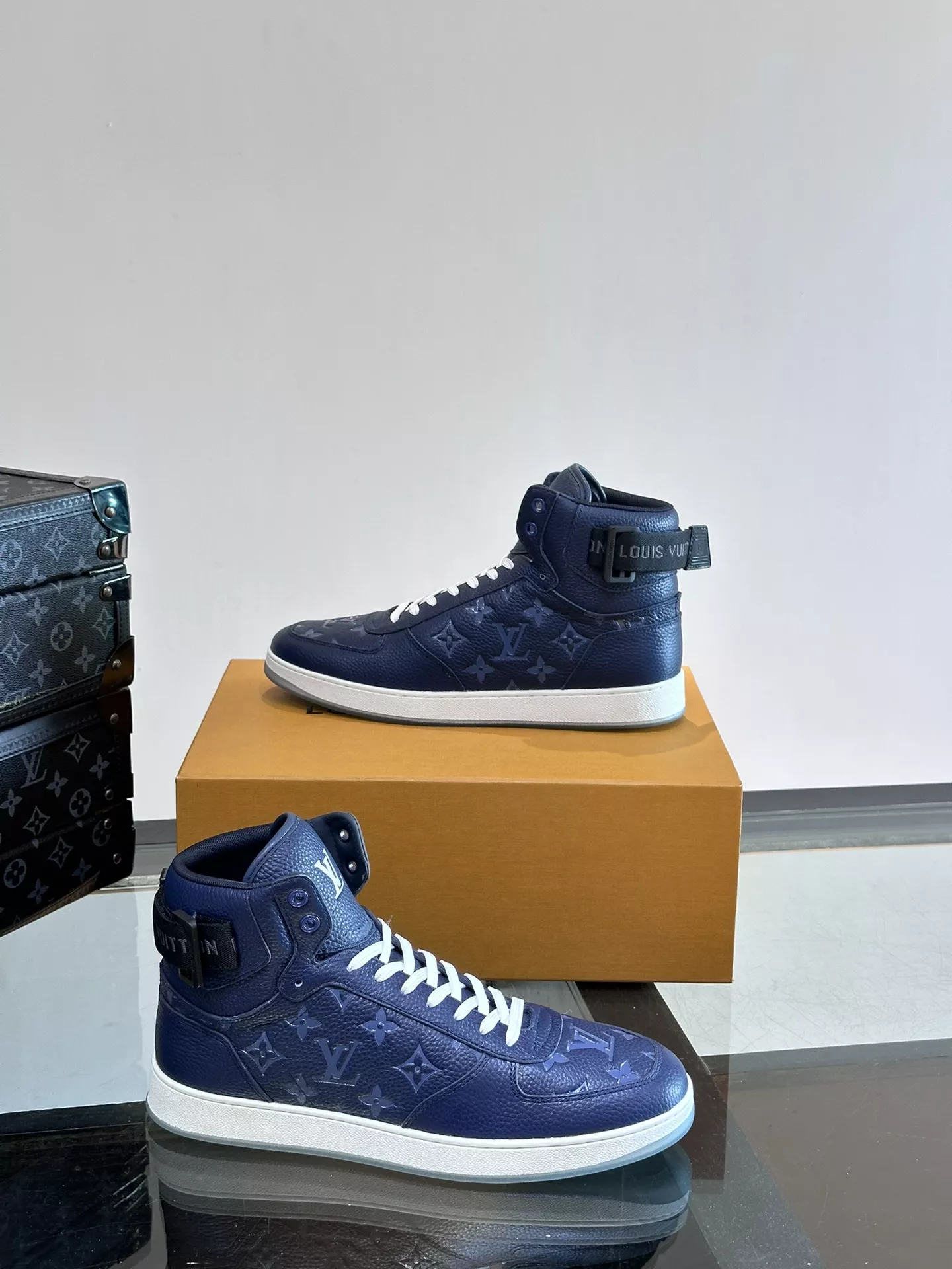 Compact 8018 Louis Vuitton High Tops Shoes For Men