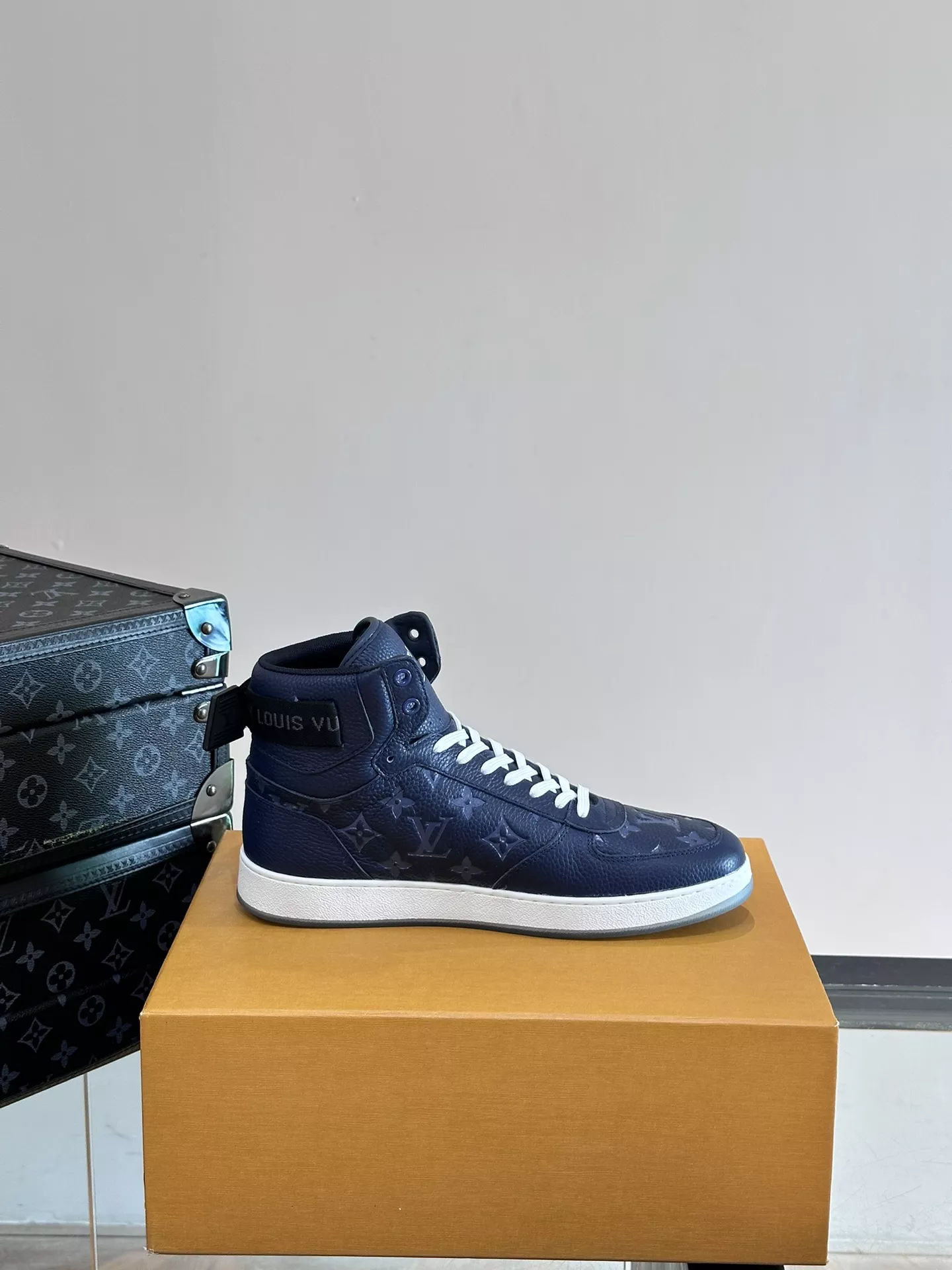 Compact 8018 Louis Vuitton High Tops Shoes For Men