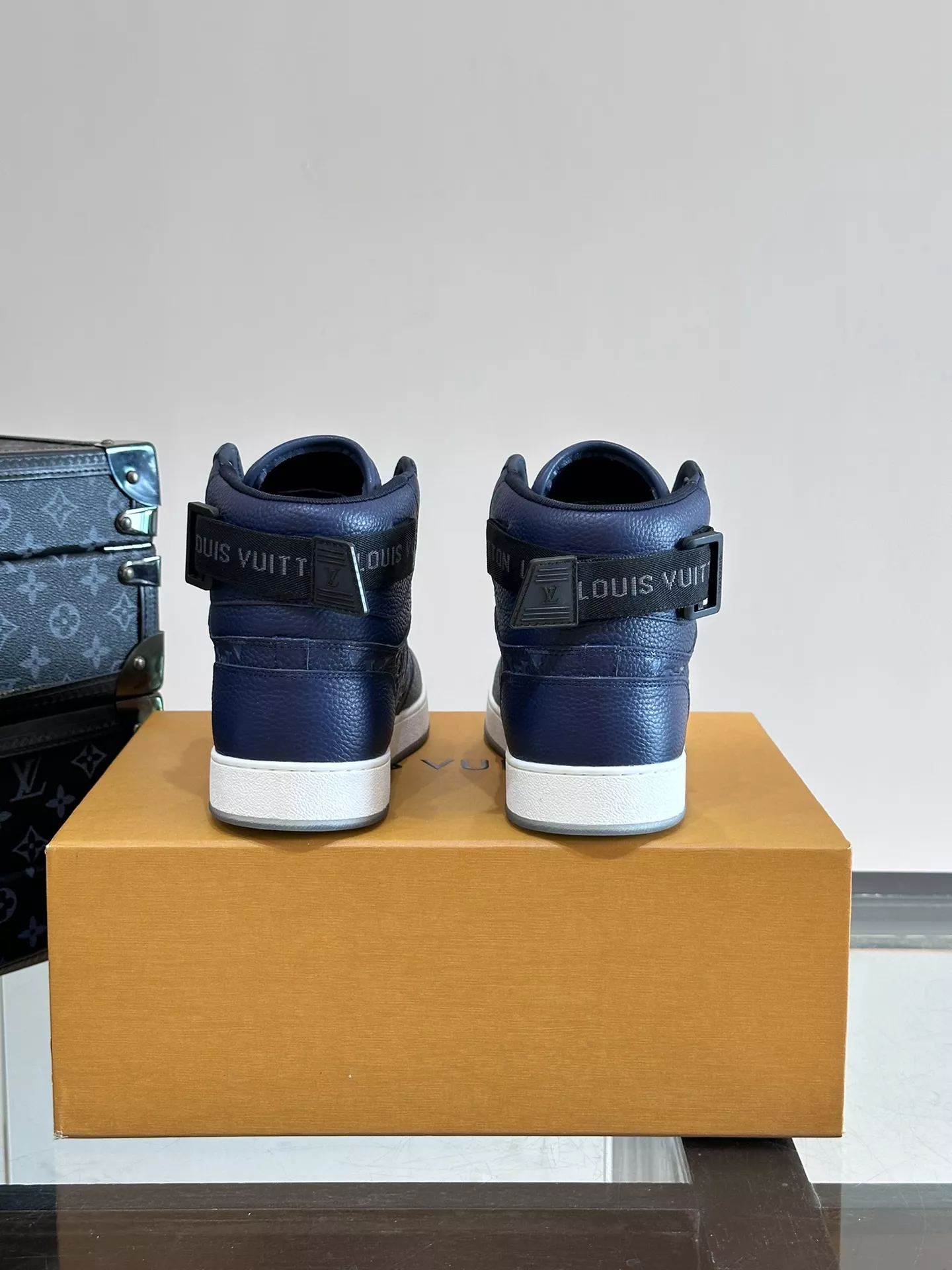 Compact 8018 Louis Vuitton High Tops Shoes For Men