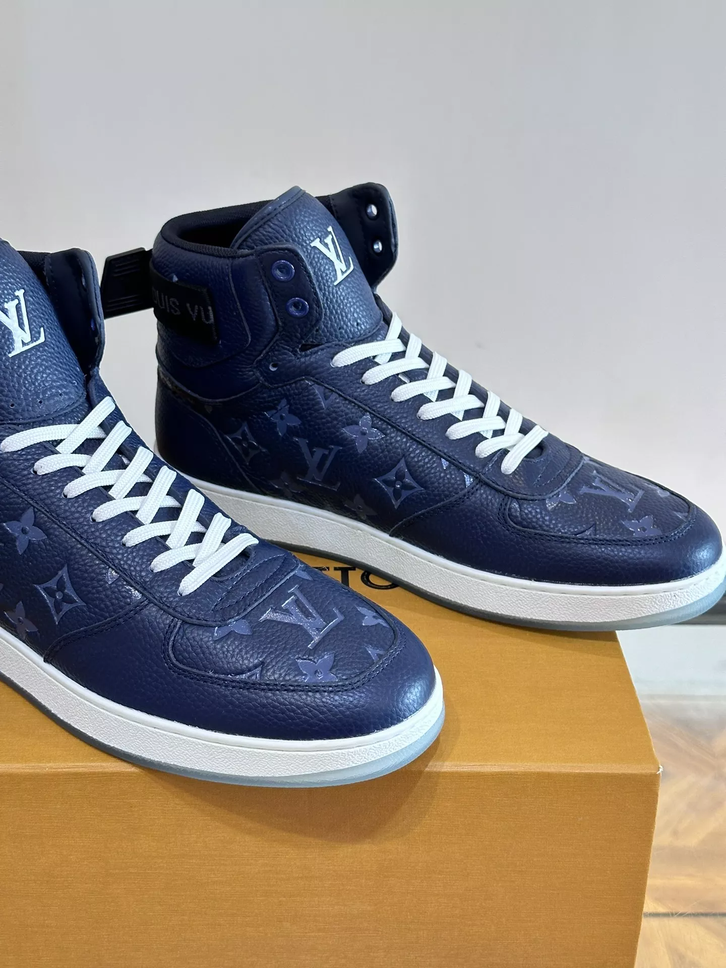 Compact 8018 Louis Vuitton High Tops Shoes For Men