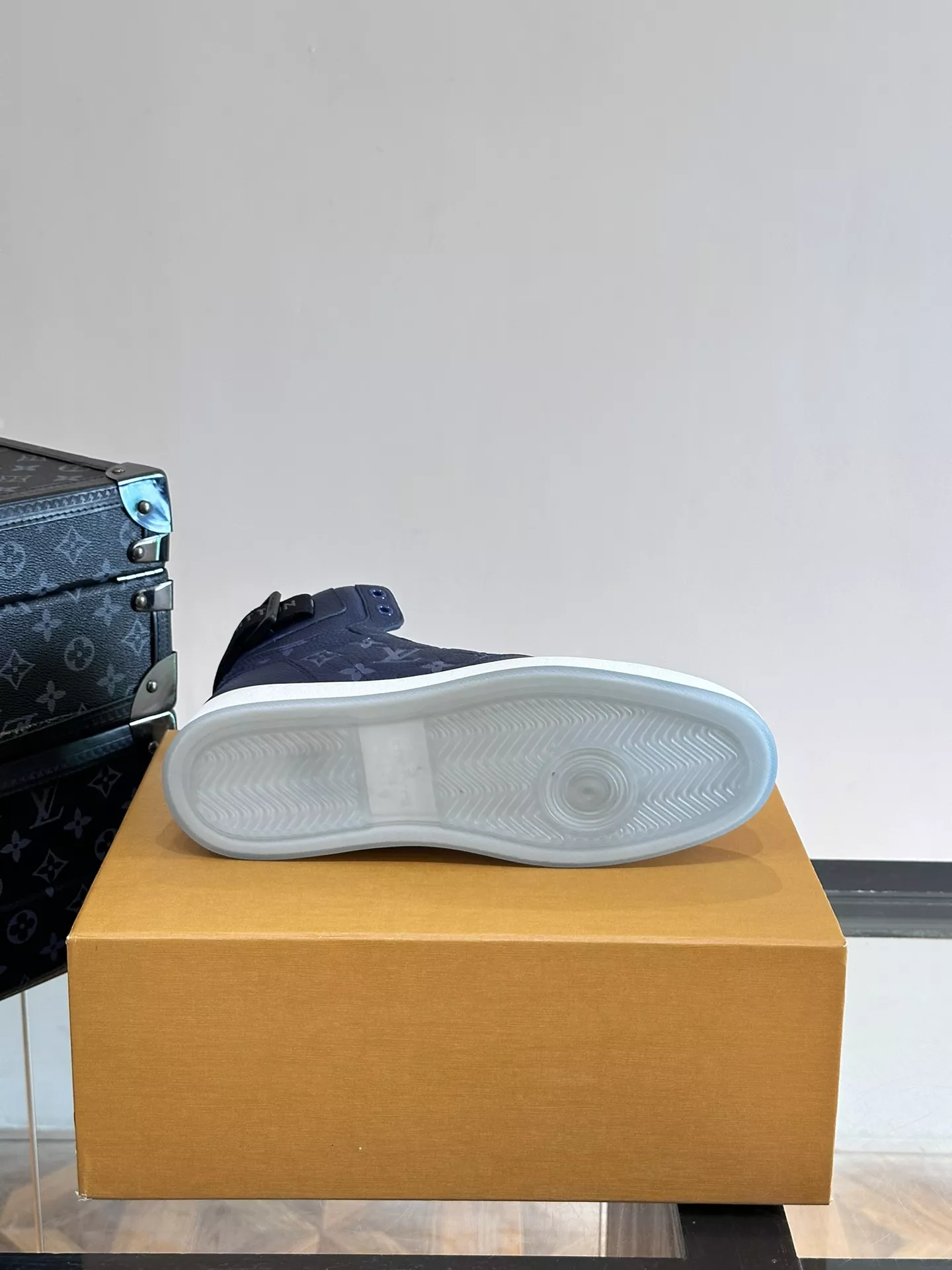 Compact 8018 Louis Vuitton High Tops Shoes For Men