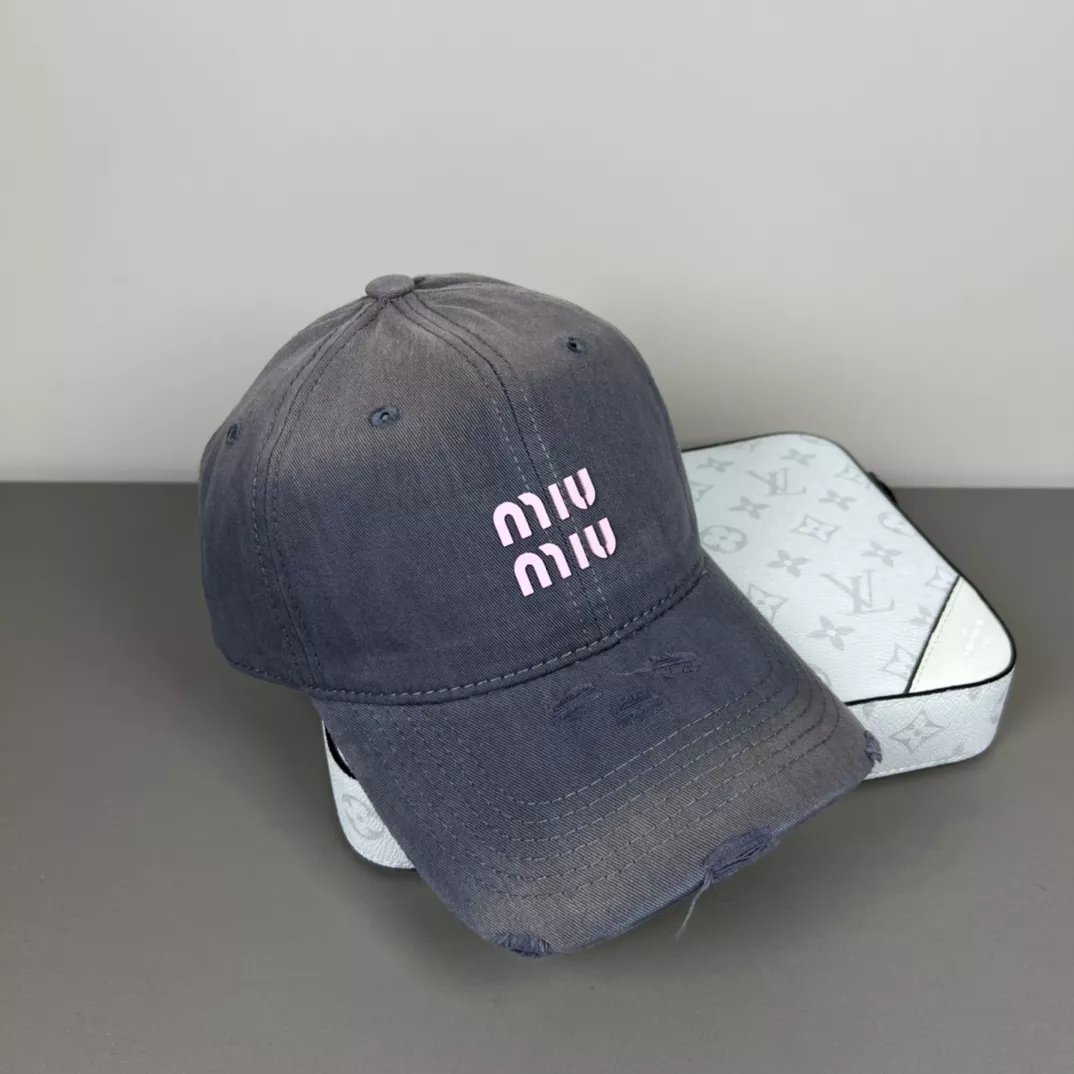 Compact 8162 MIU MIU Caps