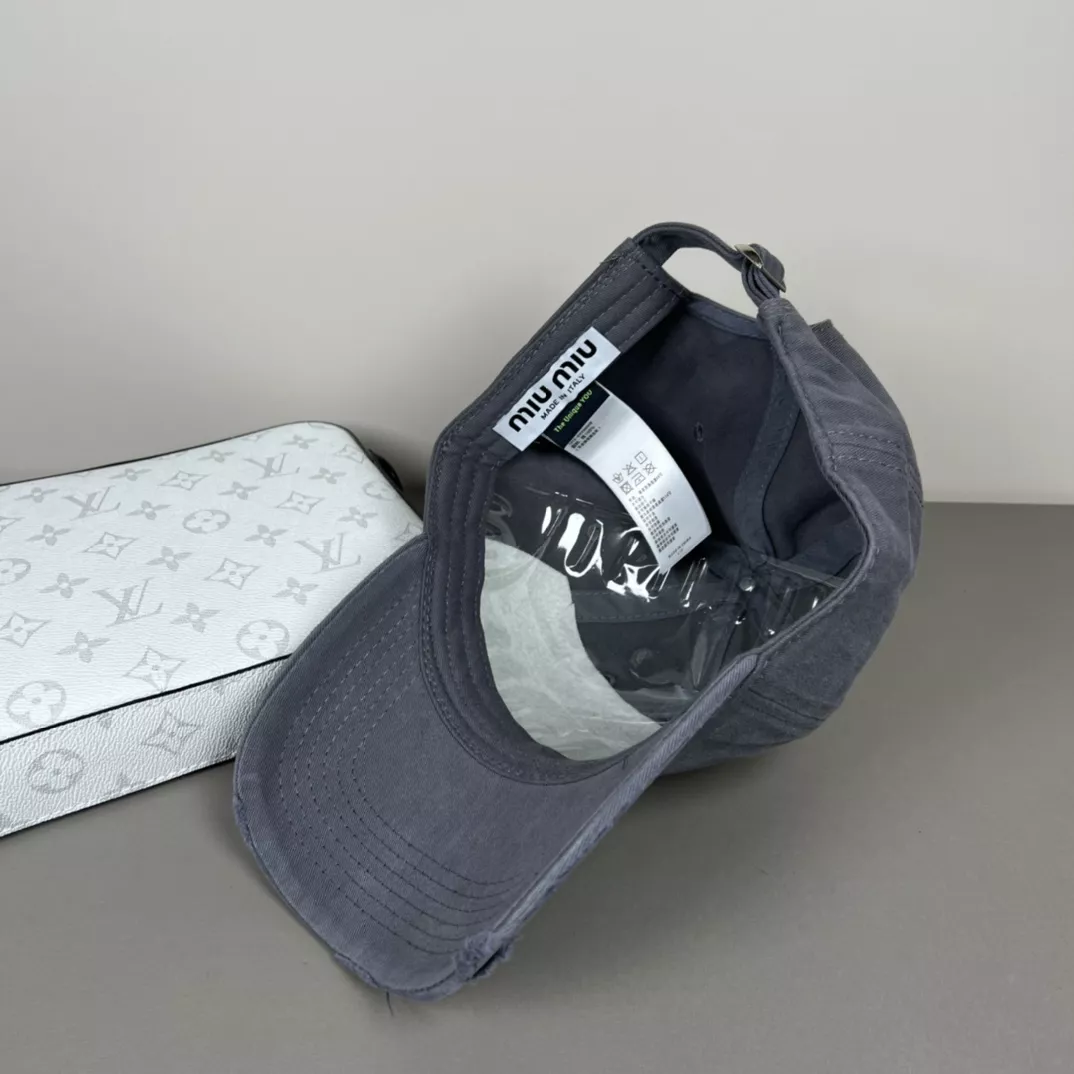 Compact 8162 MIU MIU Caps