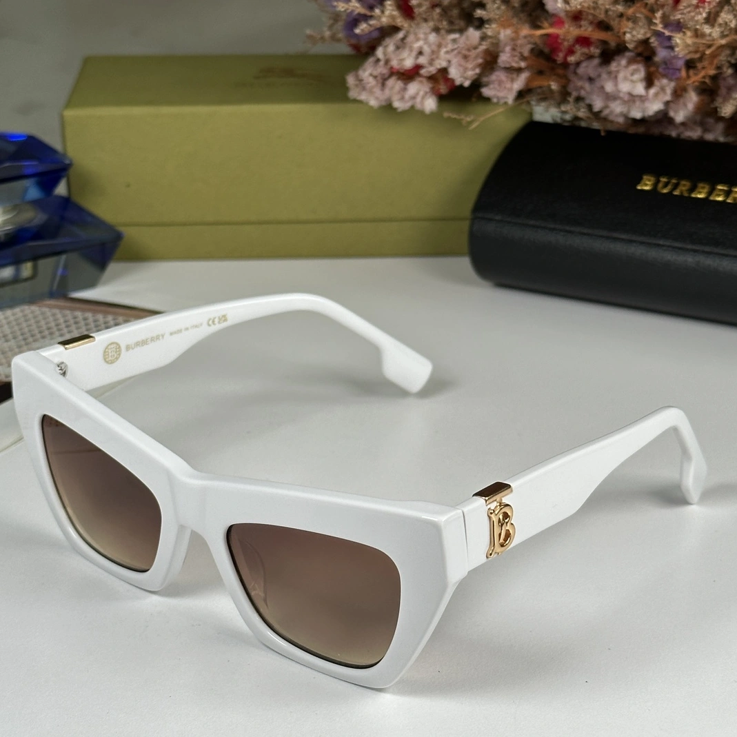Compact 8318 Burberry AAA Quality Sunglasses