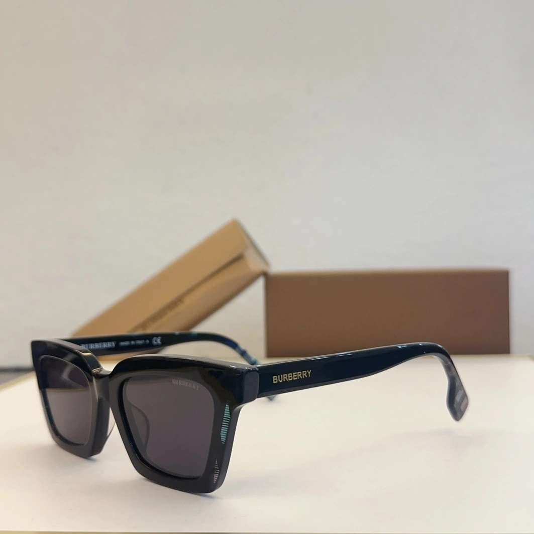 Compact 8331 Burberry AAA Quality Sunglasses