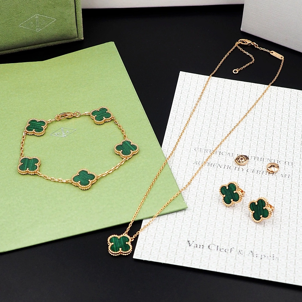 Compact 8441 Van Cleef & Arpels Jewelry Set For Women