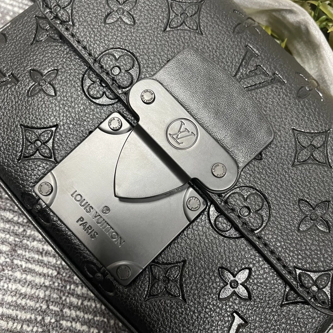 Compact 8472 Louis Vuitton LV AAA Quality Belt Bags For Men