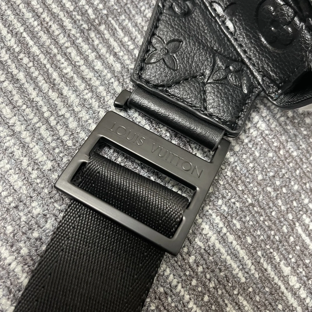 Compact 8472 Louis Vuitton LV AAA Quality Belt Bags For Men