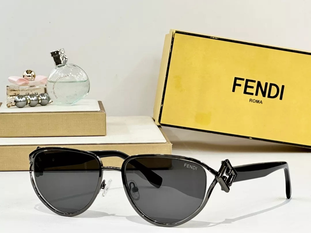 Compact 8653 Fendi AAA Quality Sunglasses