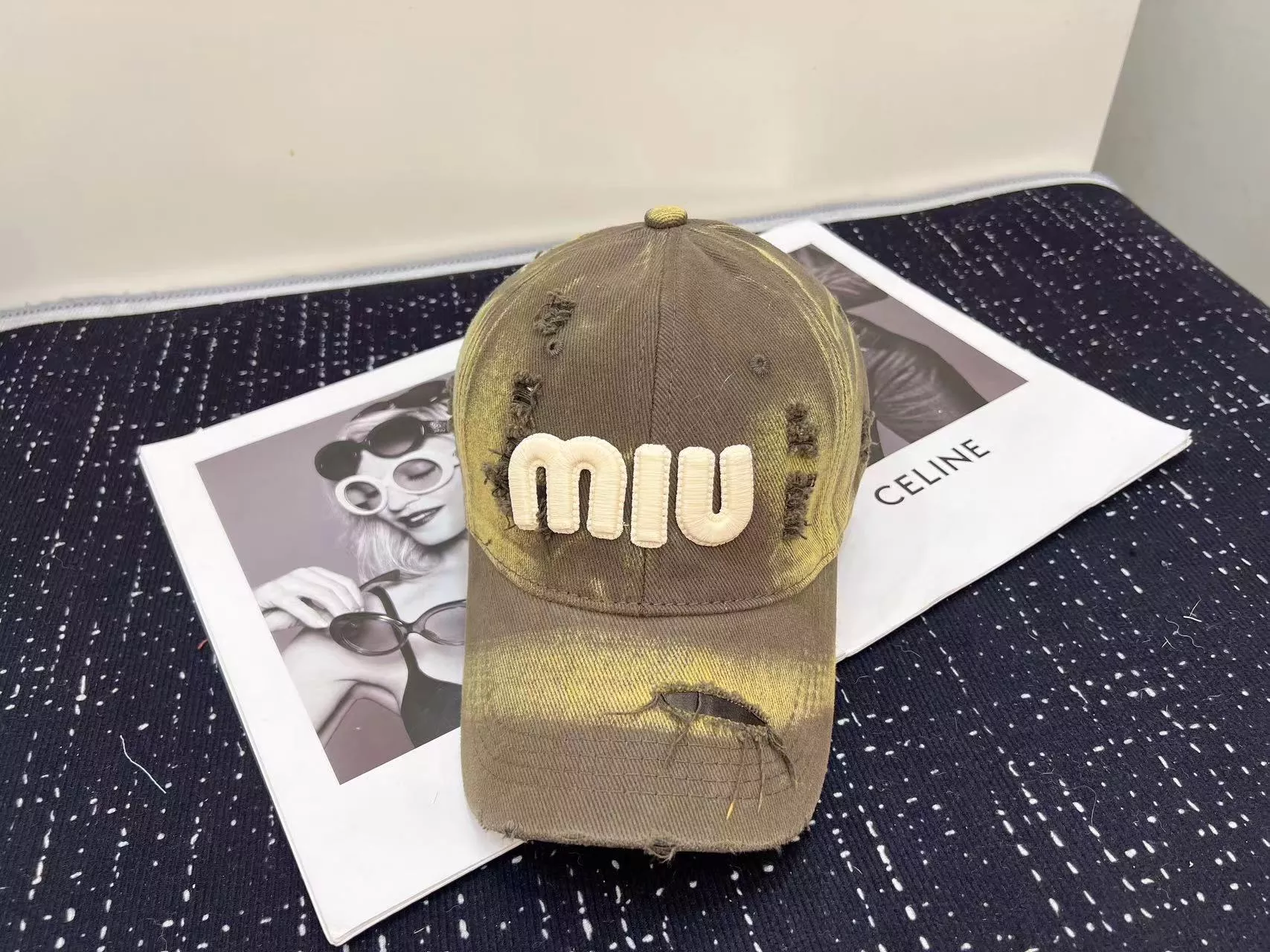 Compact 8676 MIU MIU Caps
