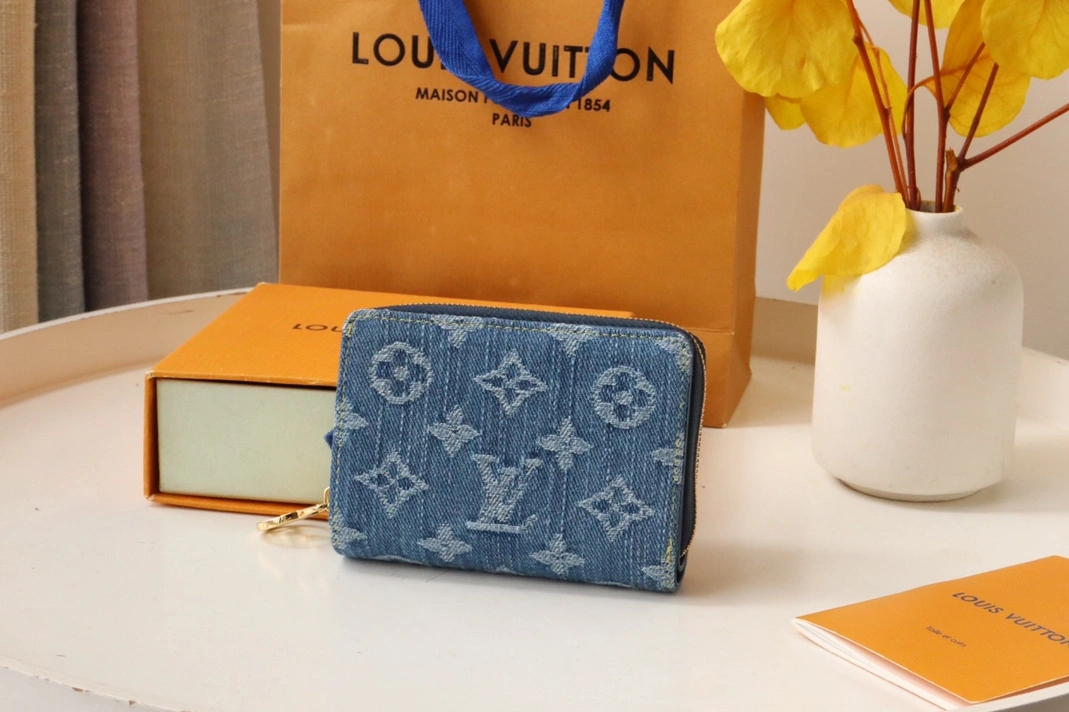 Compact 8810 Louis Vuitton AAA Quality Card Case