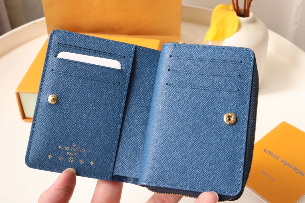 Compact 8810 Louis Vuitton AAA Quality Card Case