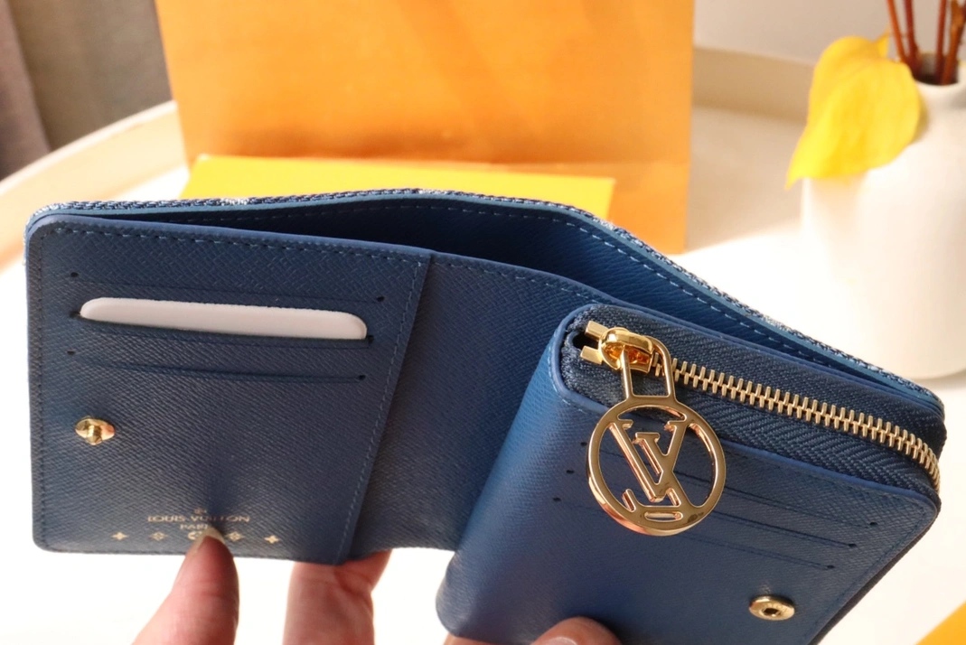 Compact 8810 Louis Vuitton AAA Quality Card Case