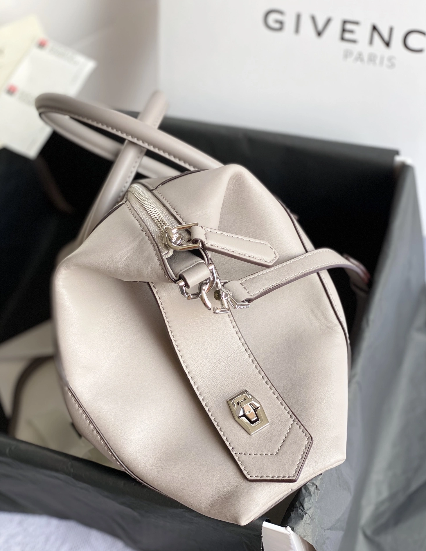 Compact 9224 Givenchy AAA Quality Handbags For Women