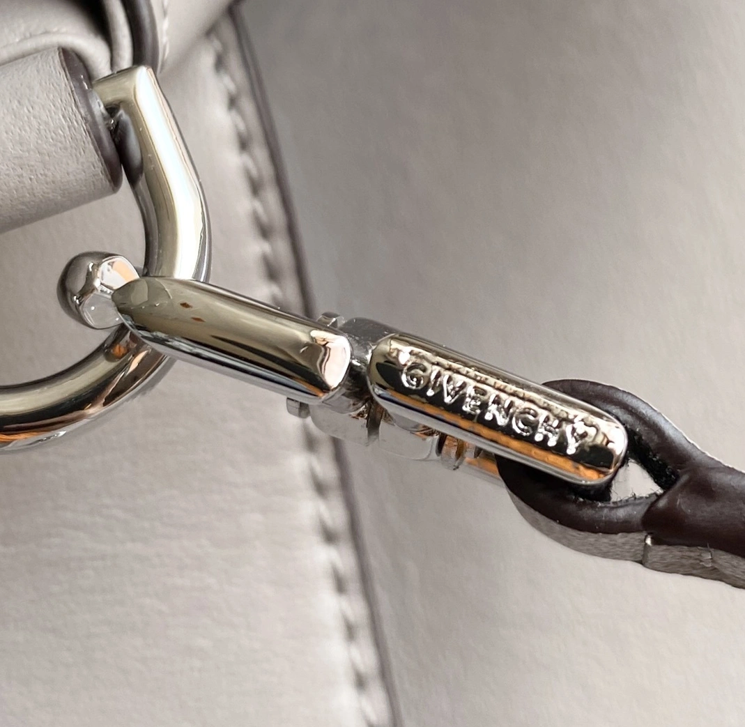 Compact 9224 Givenchy AAA Quality Handbags For Women