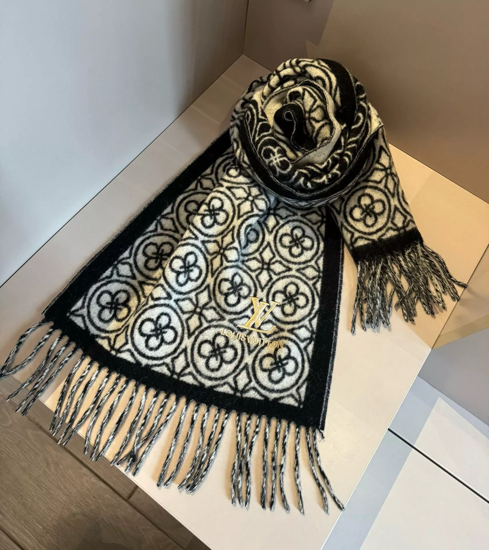 Compact 9747 Louis Vuitton Scarf For Women