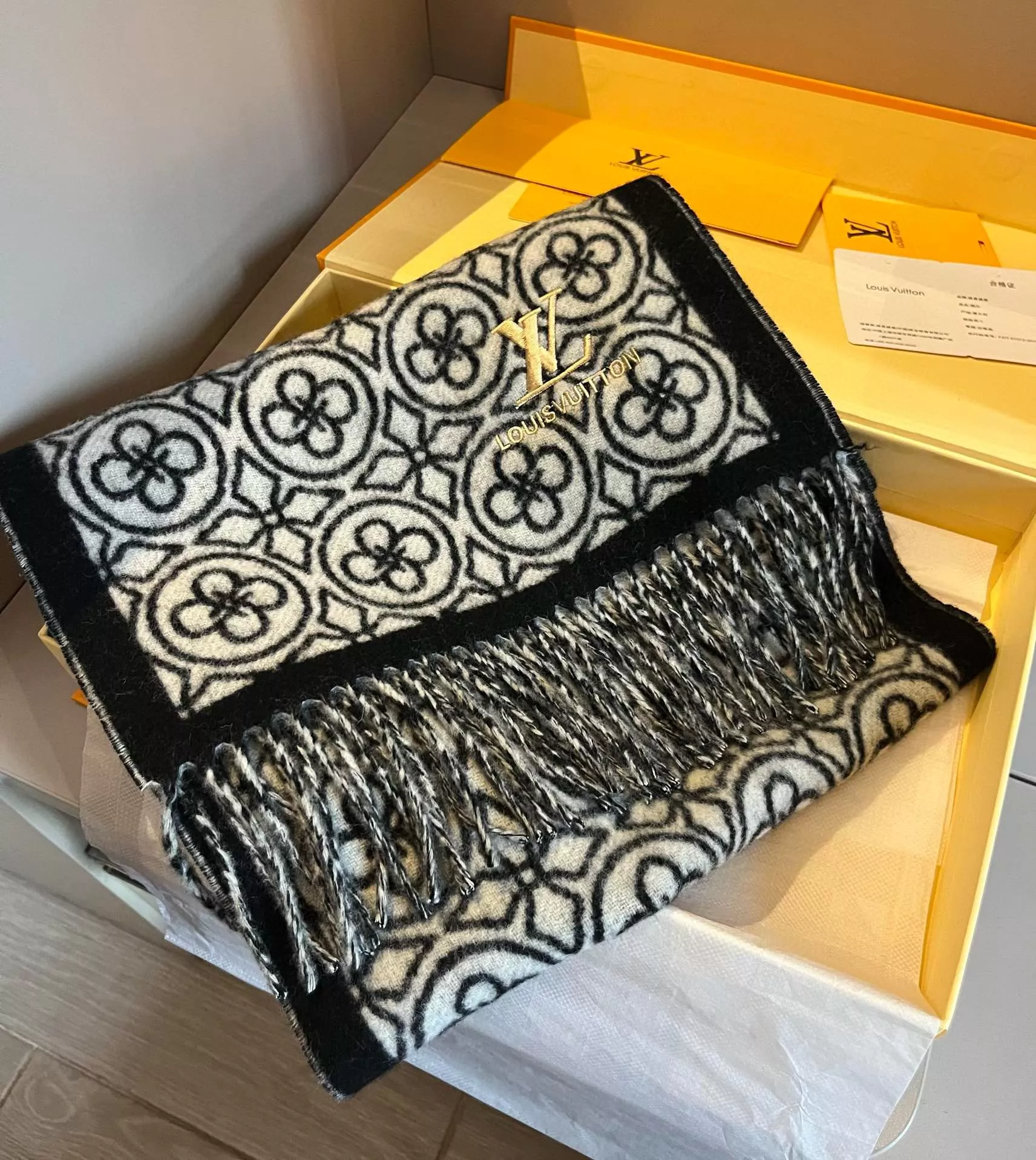 Compact 9747 Louis Vuitton Scarf For Women