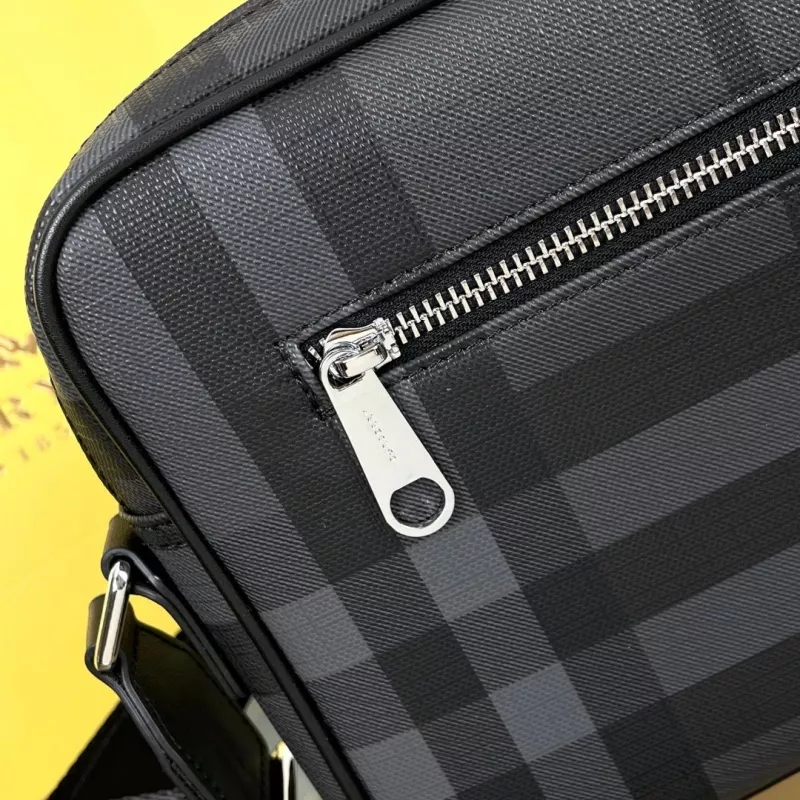 Cozy 2137 Burberry AAA Man Messenger Bags