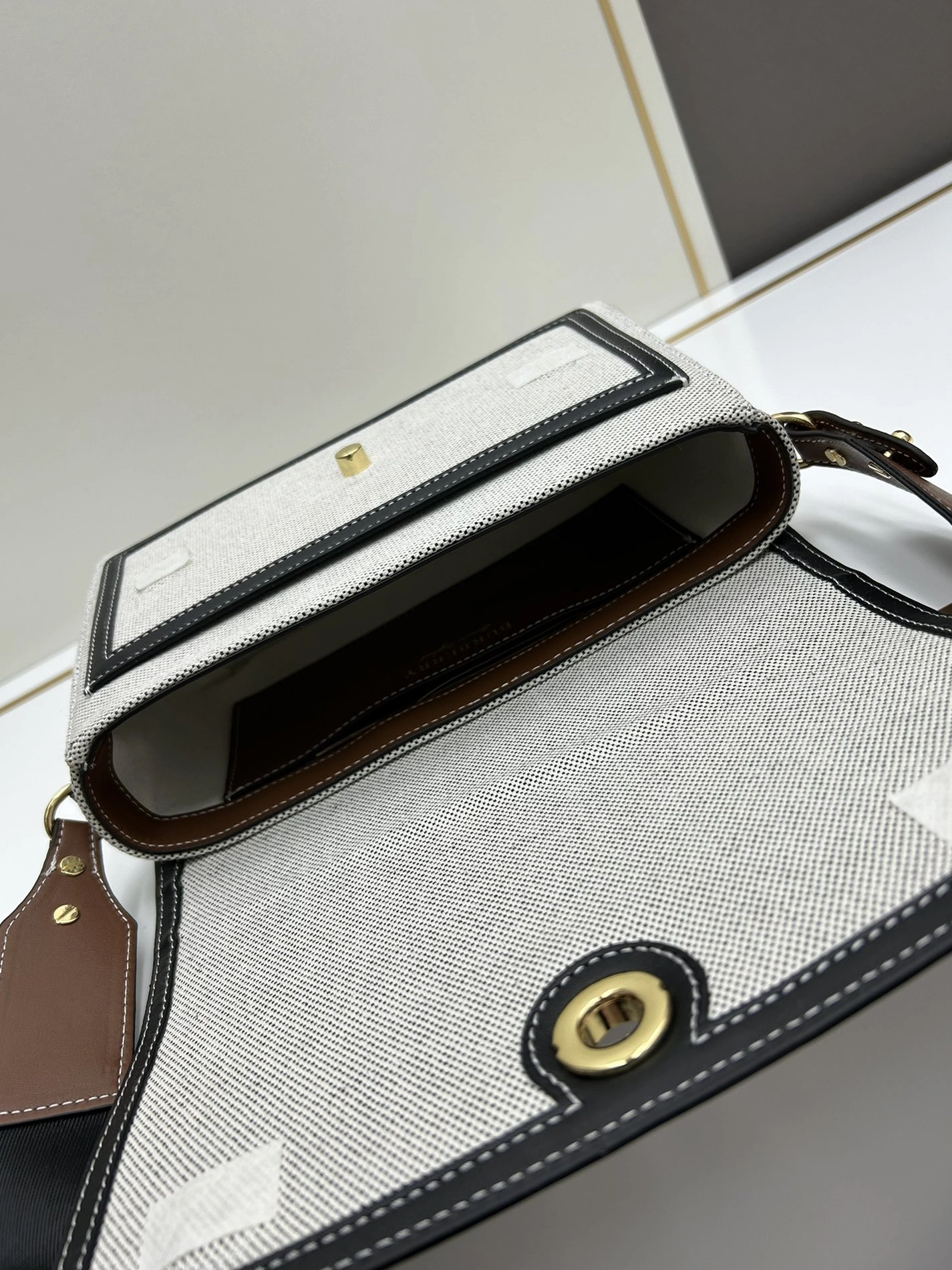 Cozy 3920 Burberry AAA Quality Messenger Bags For Women