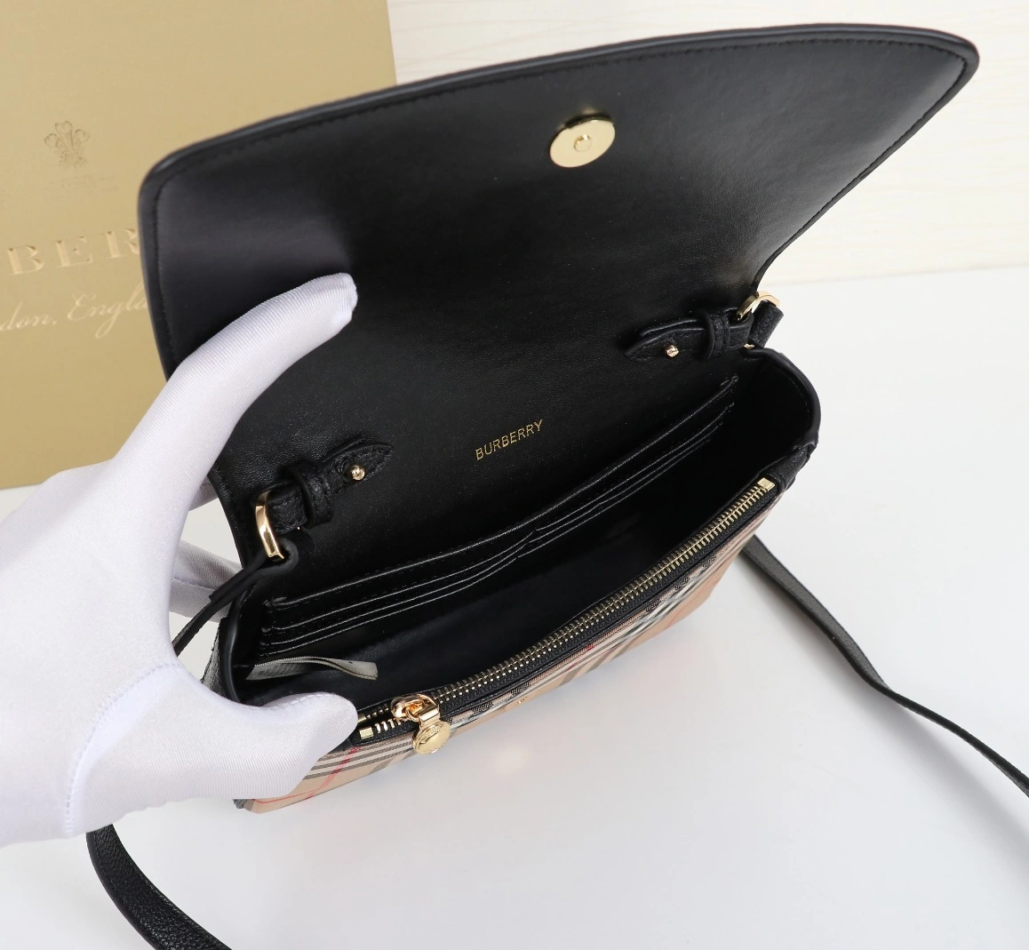 Cozy 6071 Burberry AAA Messenger Bags For Women