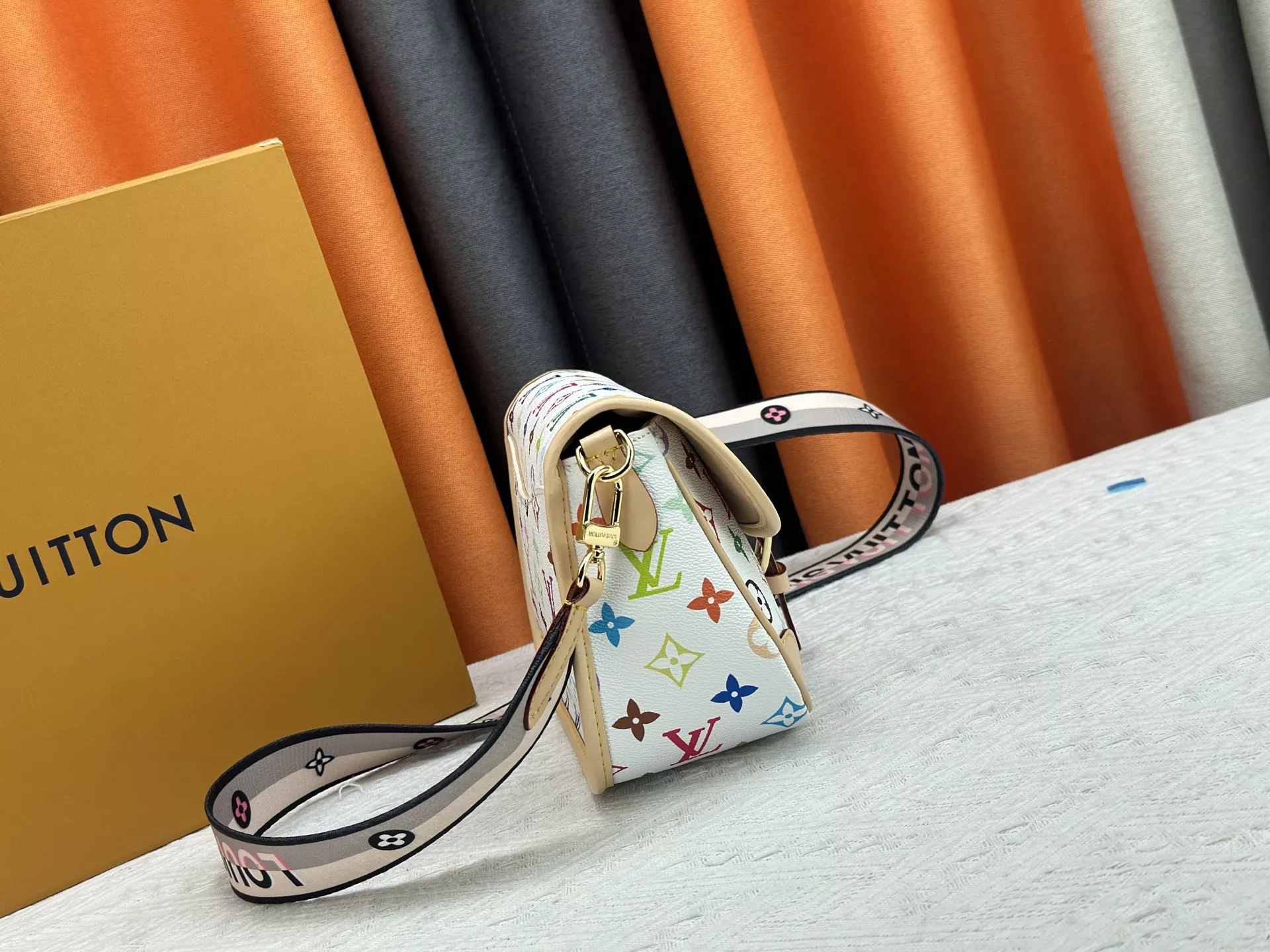 Cozy 7200 Louis Vuitton AAA Quality Messenger Bags For Women
