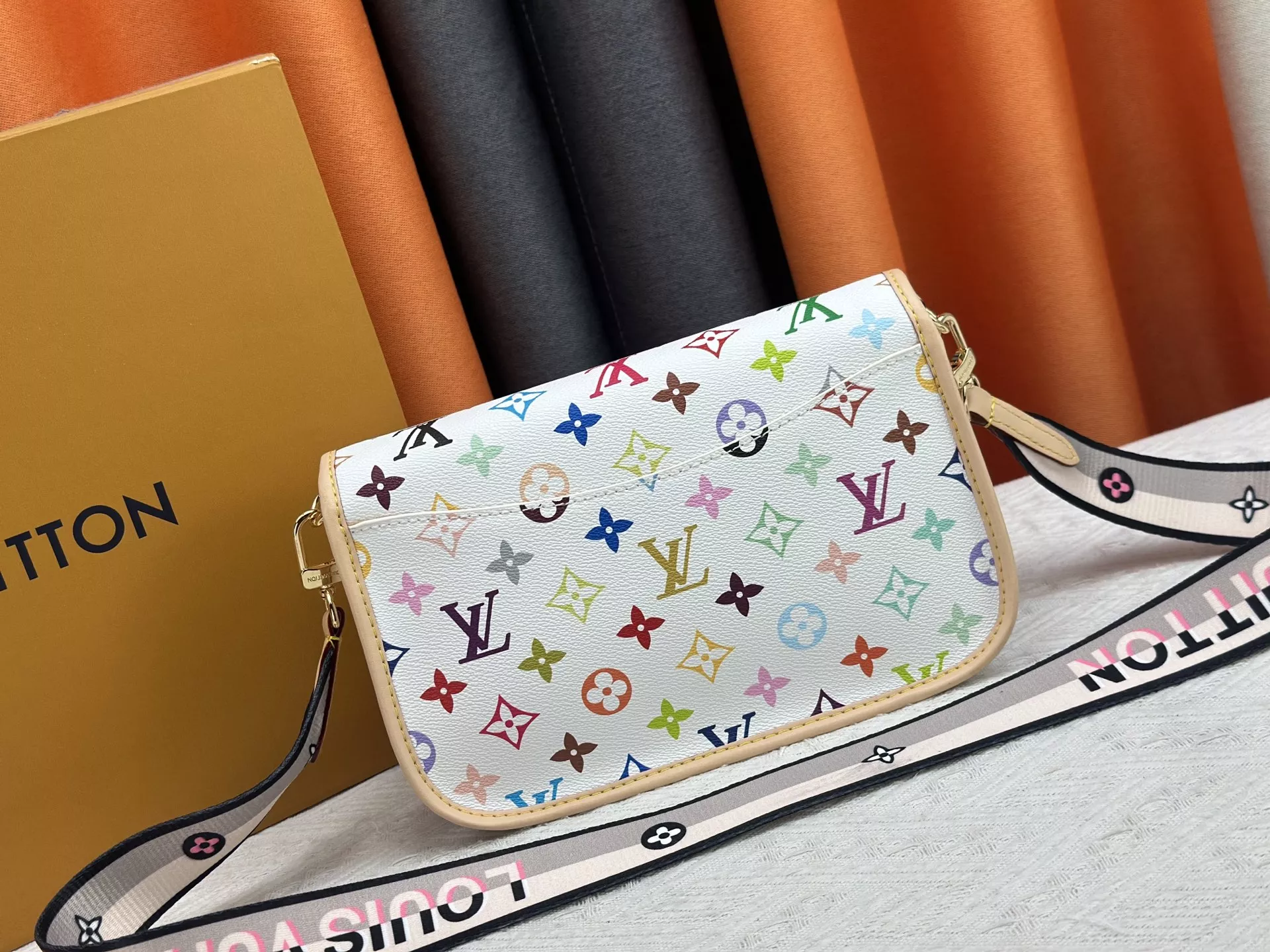 Cozy 7200 Louis Vuitton AAA Quality Messenger Bags For Women