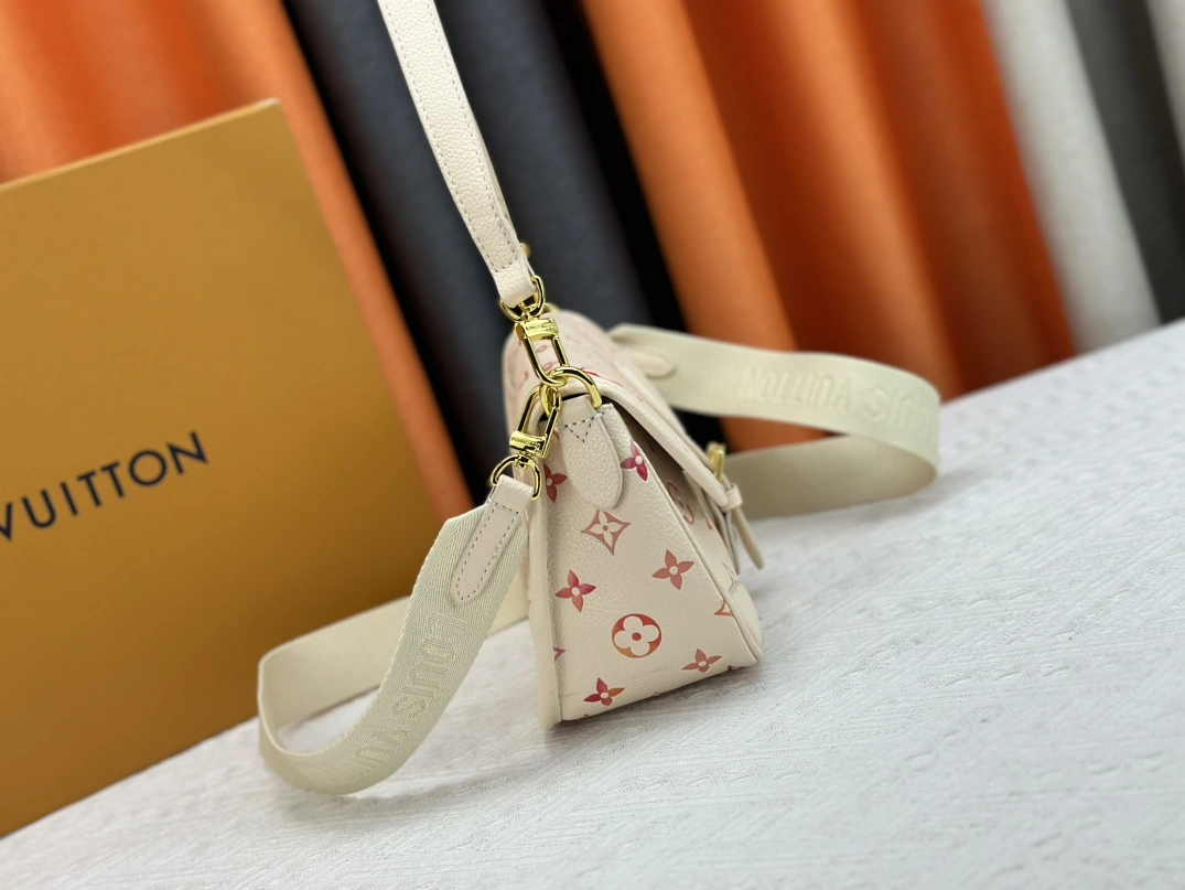 Cozy 7374 Louis Vuitton AAA Quality Messenger Bags For Women