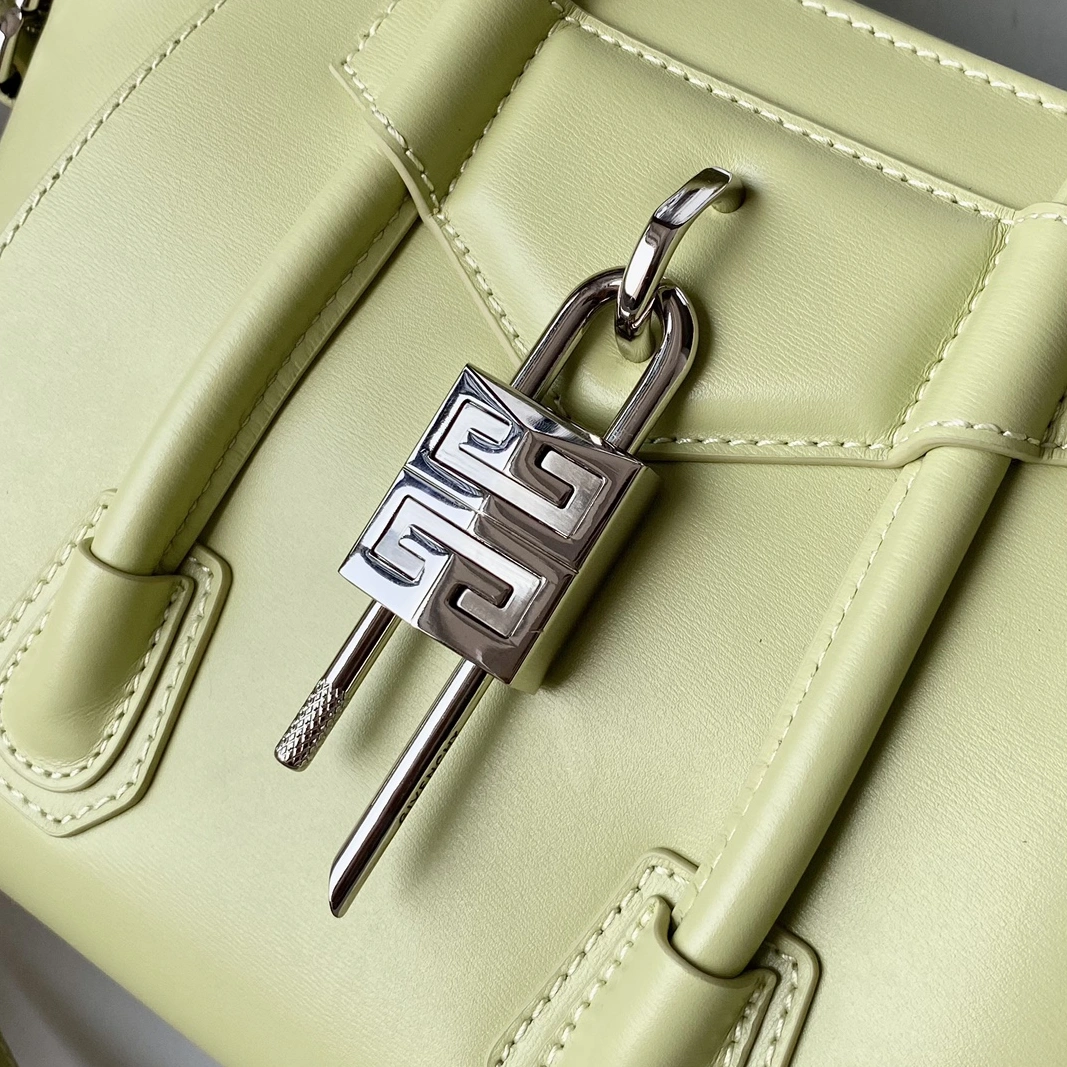 Cozy 8999 Givenchy AAA Quality Handbags For Women