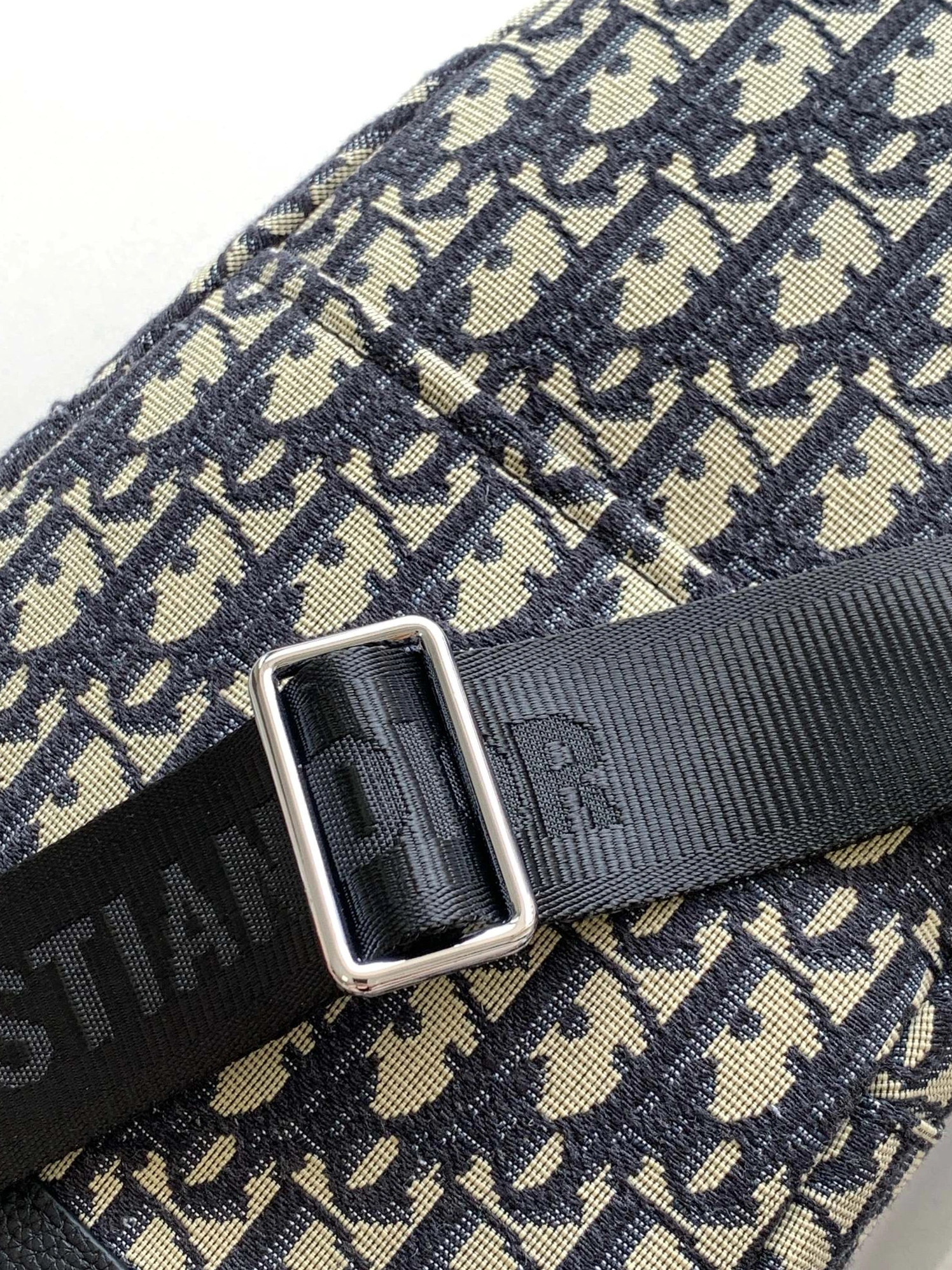 Cozy 9880 Christian Dior AAA Man Messenger Bags