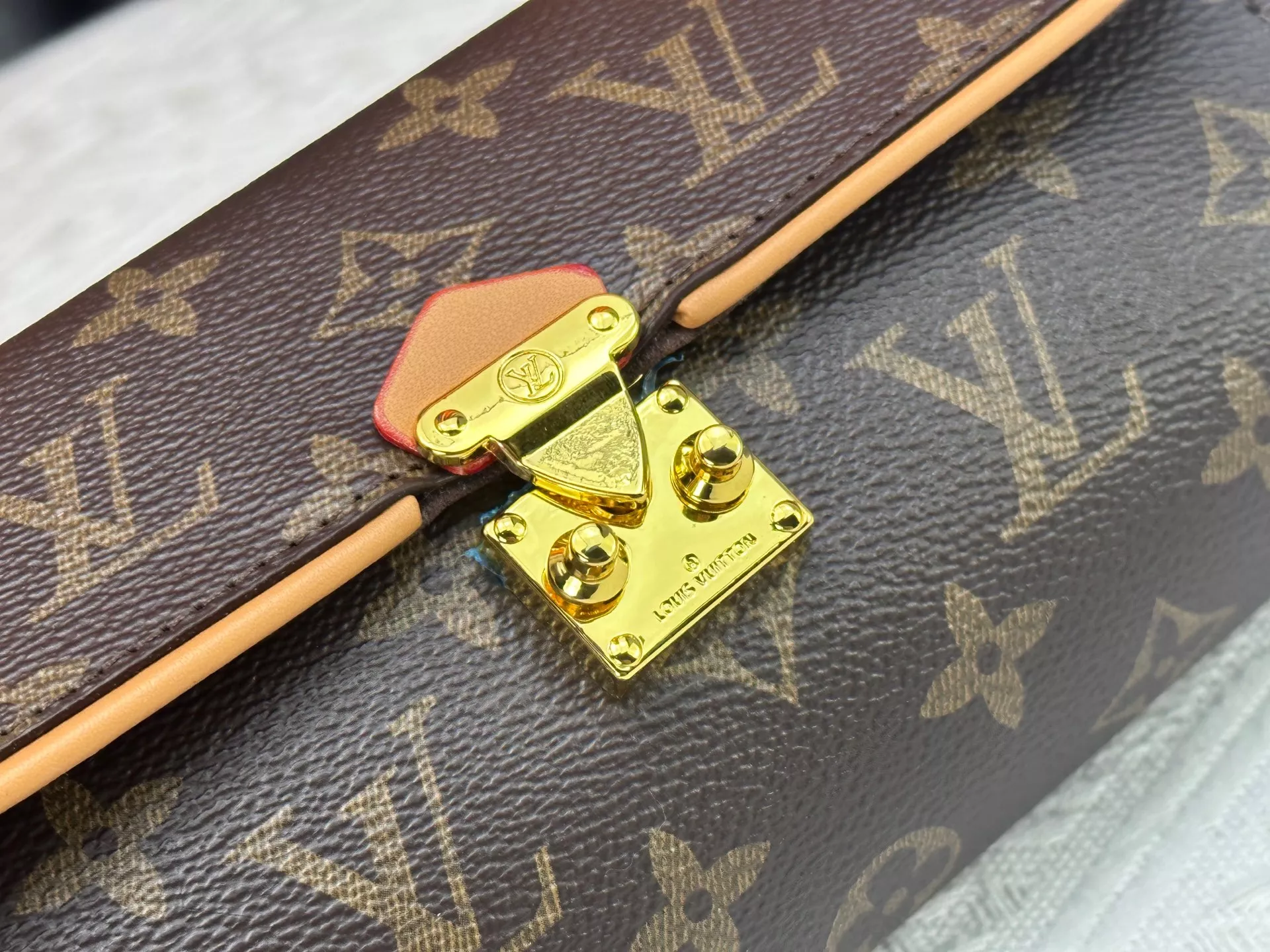 DailyWear 3384 Louis Vuitton AAA Quality Messenger Bags For Women