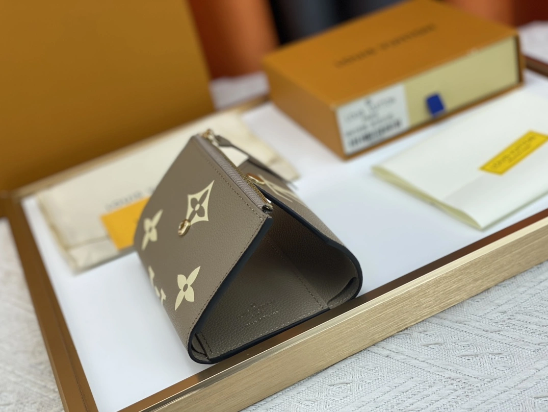 DailyWear 4260 Louis Vuitton AAA Quality Wallets