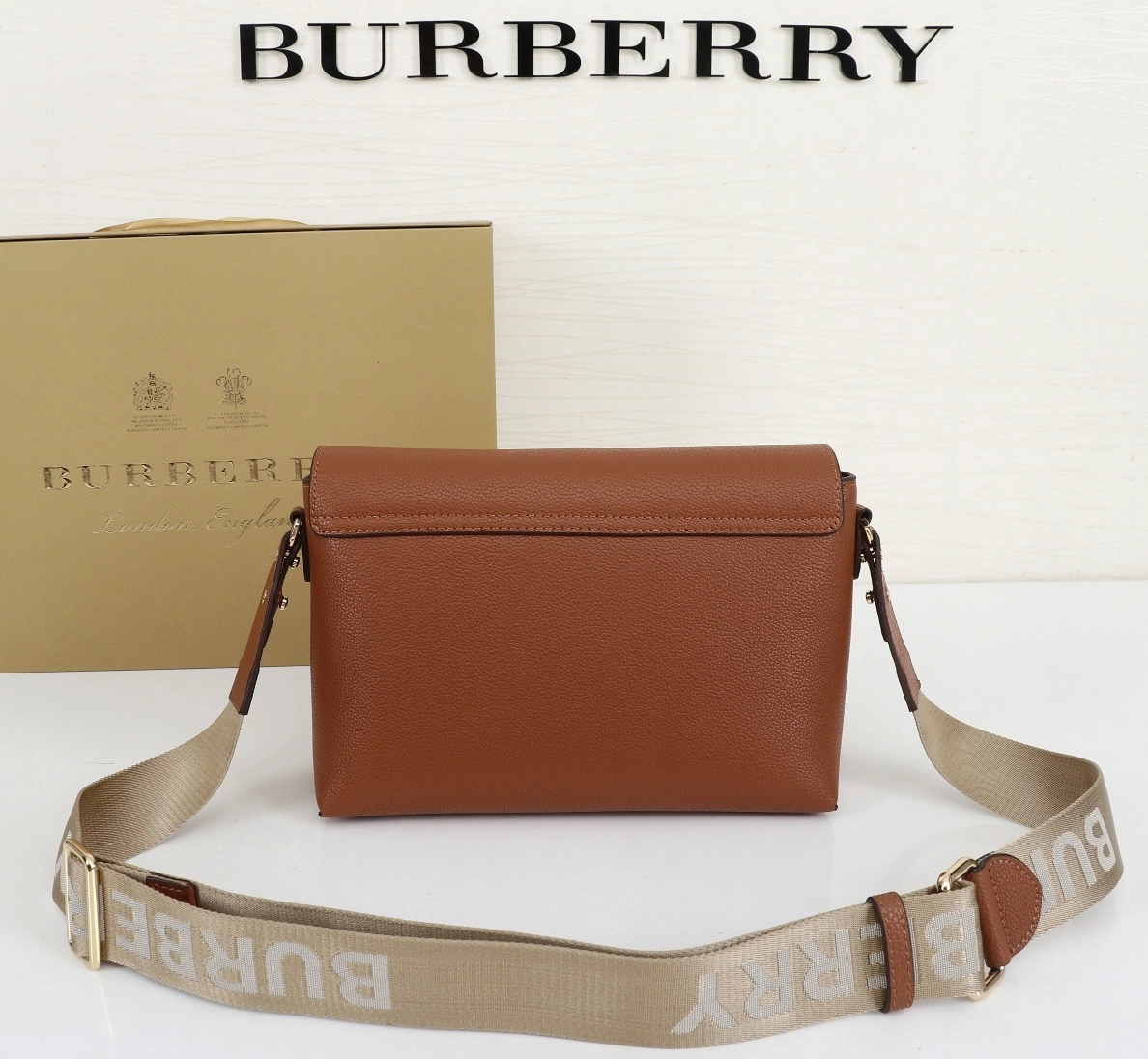 DailyWear 5470 Burberry AAA Messenger Bags For Women
