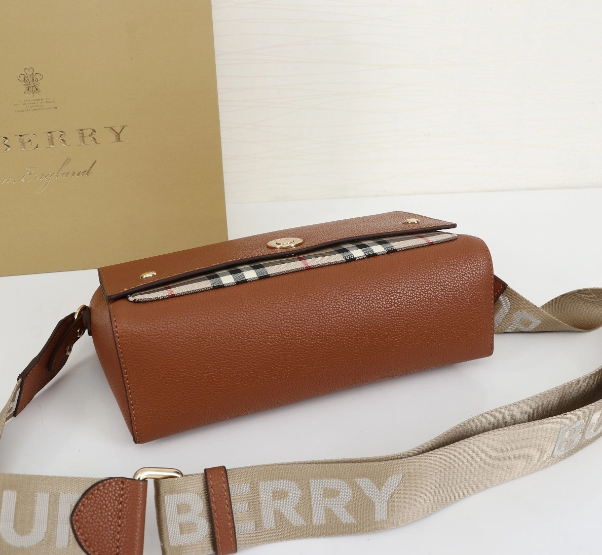 DailyWear 5470 Burberry AAA Messenger Bags For Women
